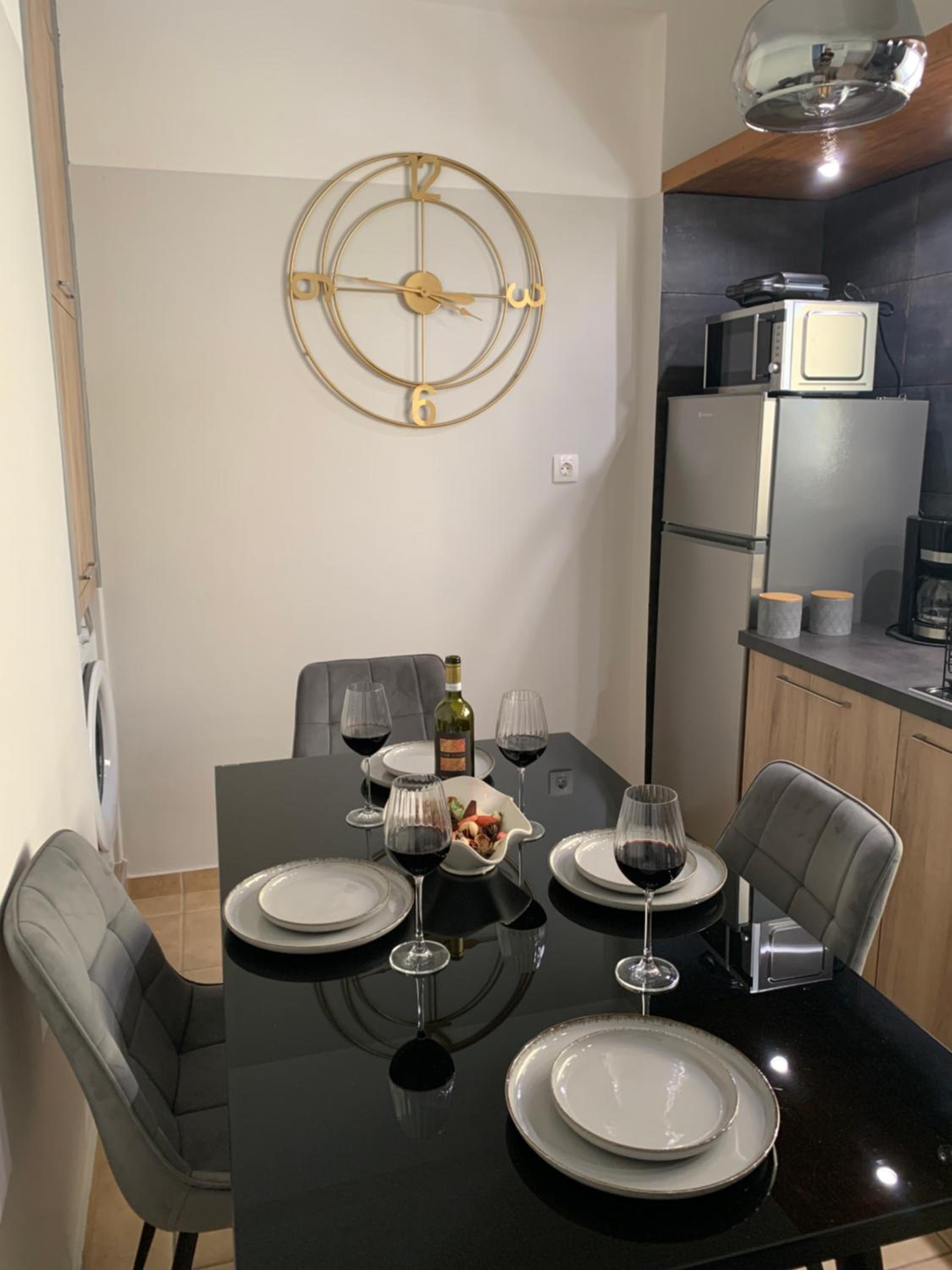 Sea View Apartments, 60m to Beach, Balcony, Parking
