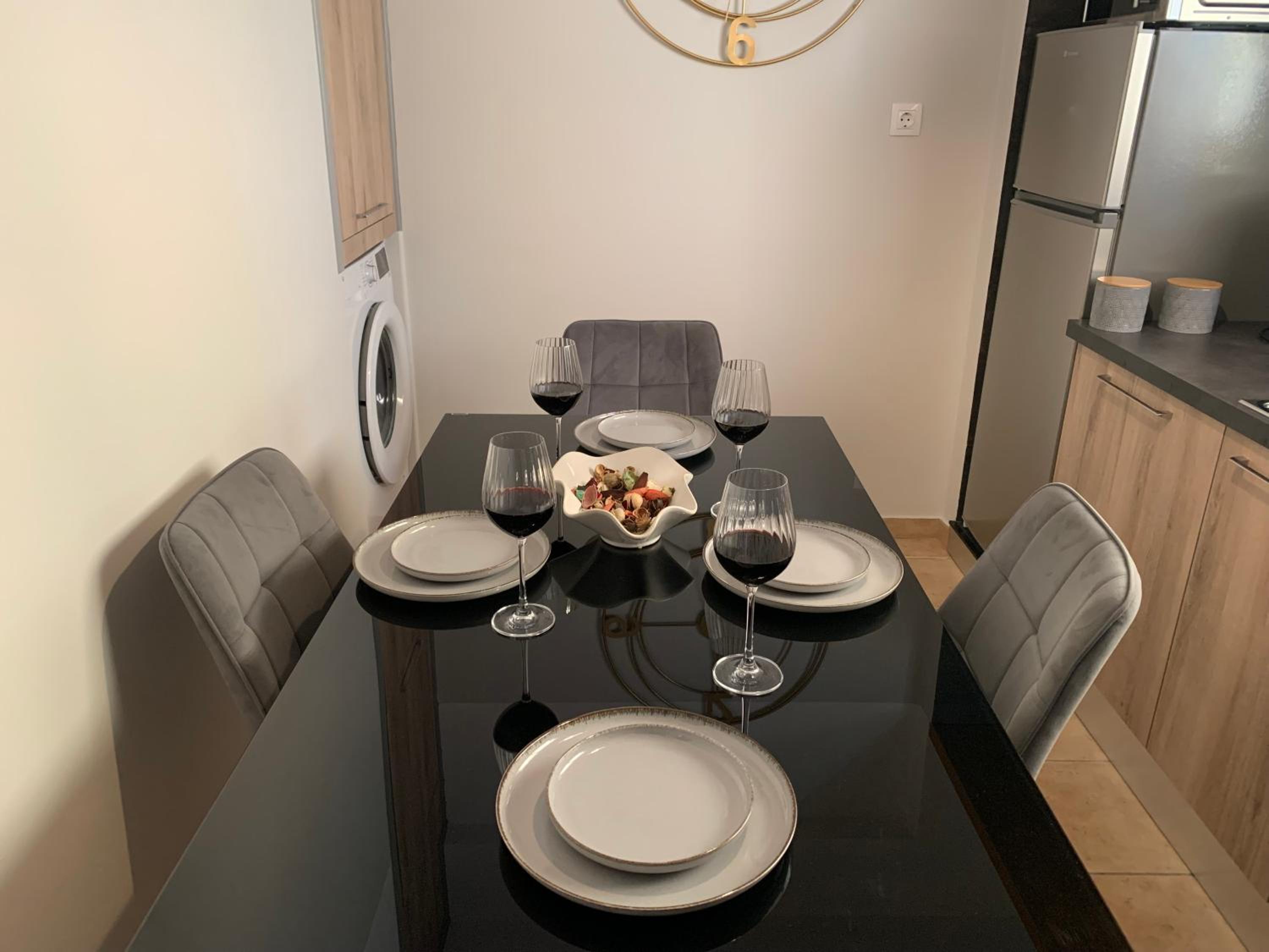 Sea View Apartments, 60m to Beach, Balcony, Parking