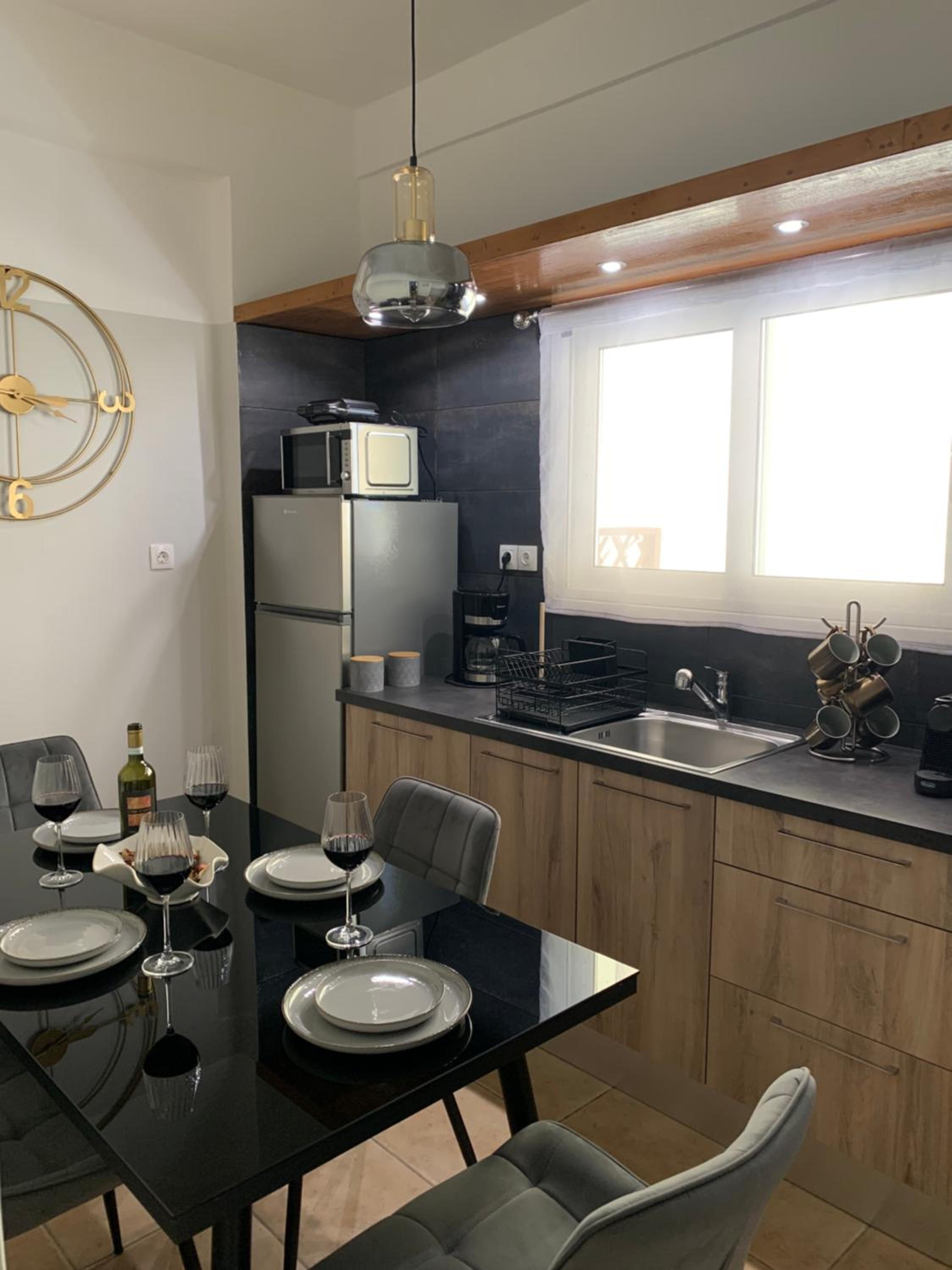 Sea View Apartments, 60m to Beach, Balcony, Parking