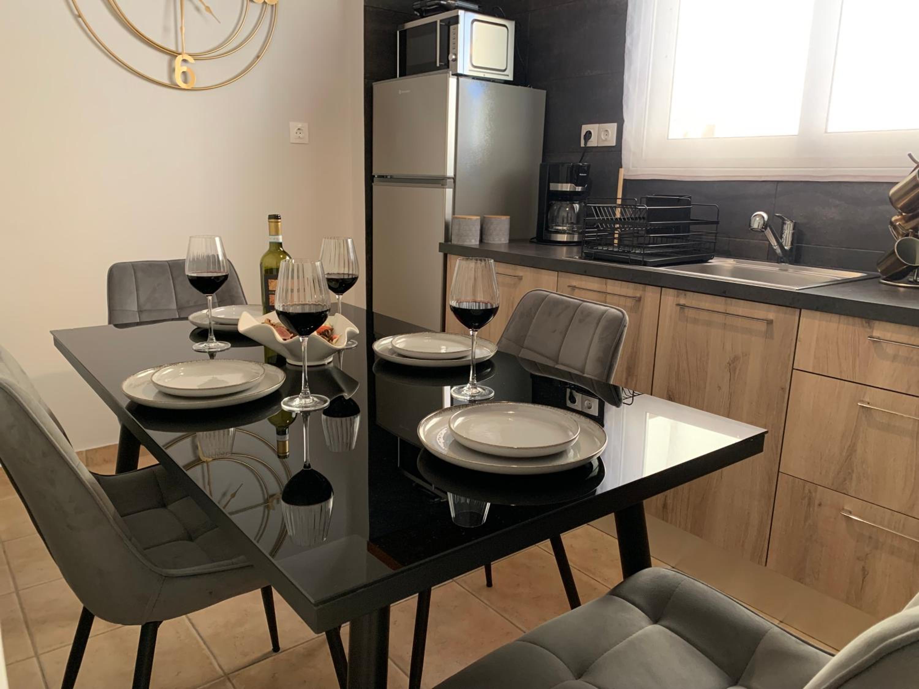 Sea View Apartments, 60m to Beach, Balcony, Parking