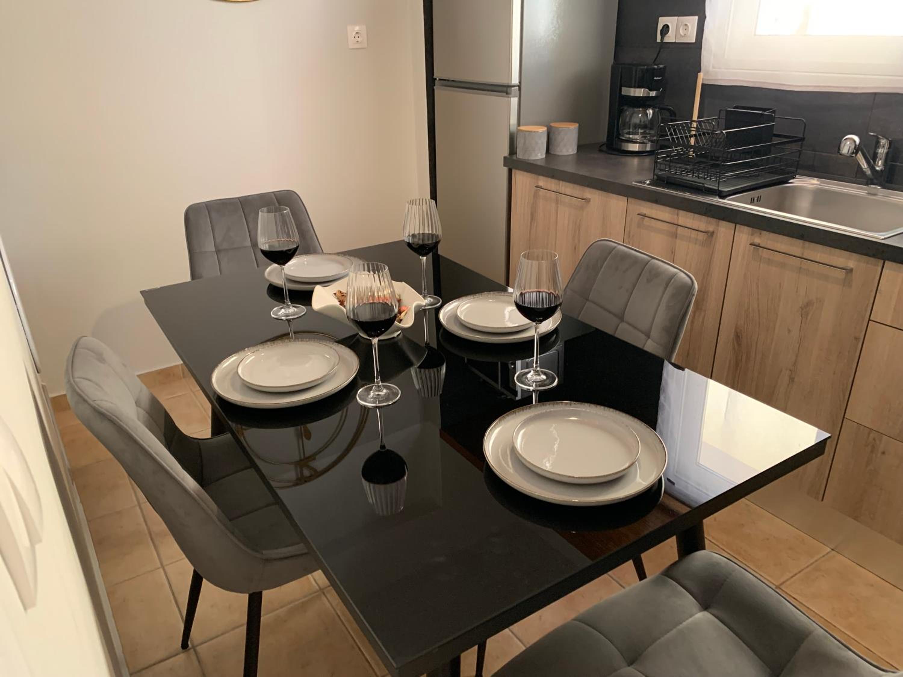 Sea View Apartments, 60m to Beach, Balcony, Parking
