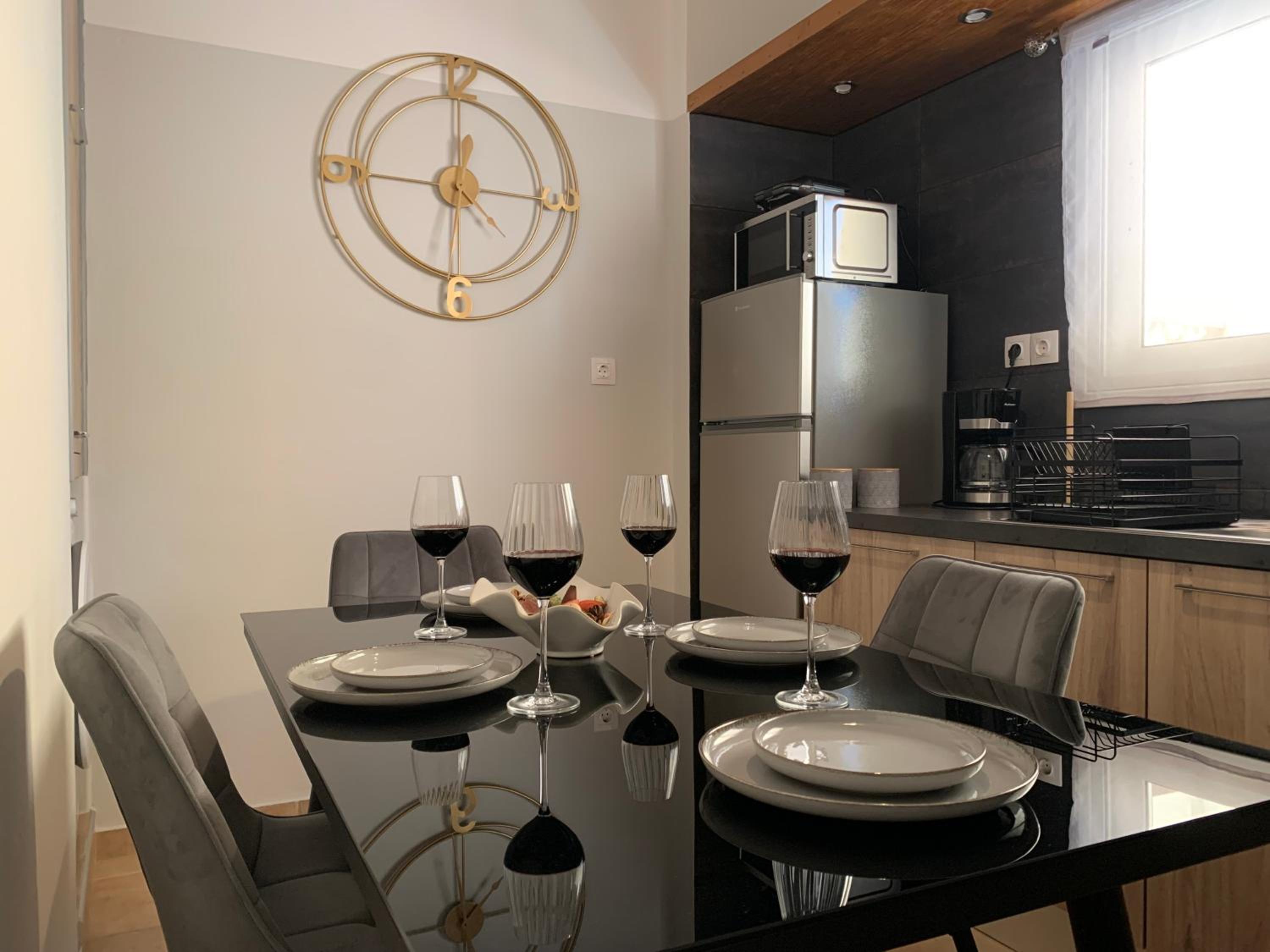 Sea View Apartments, 60m to Beach, Balcony, Parking