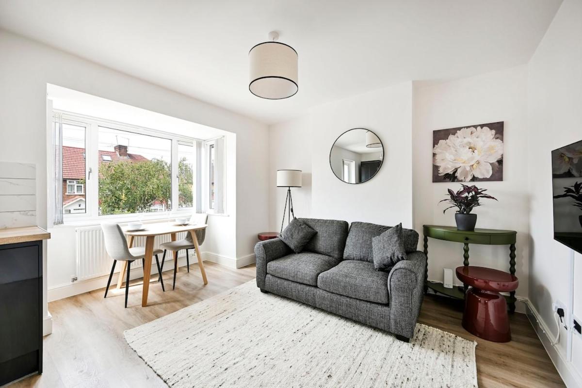 Host My Nest - 1 Bed Apartment with Parking Wembley