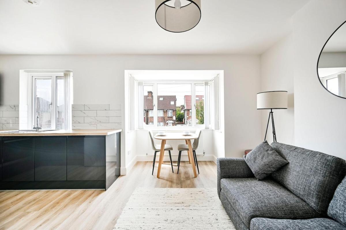 Host My Nest - 1 Bed Apartment with Parking Wembley