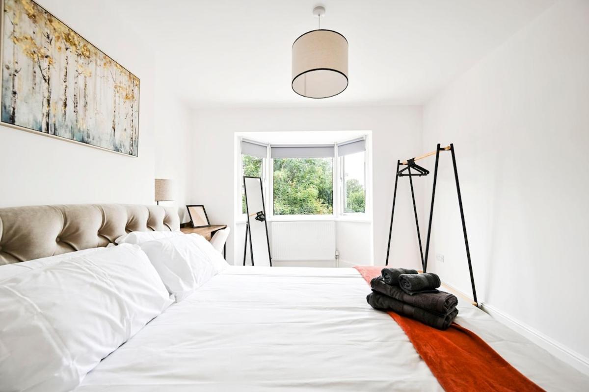 Host My Nest - 1 Bed Apartment with Parking Wembley