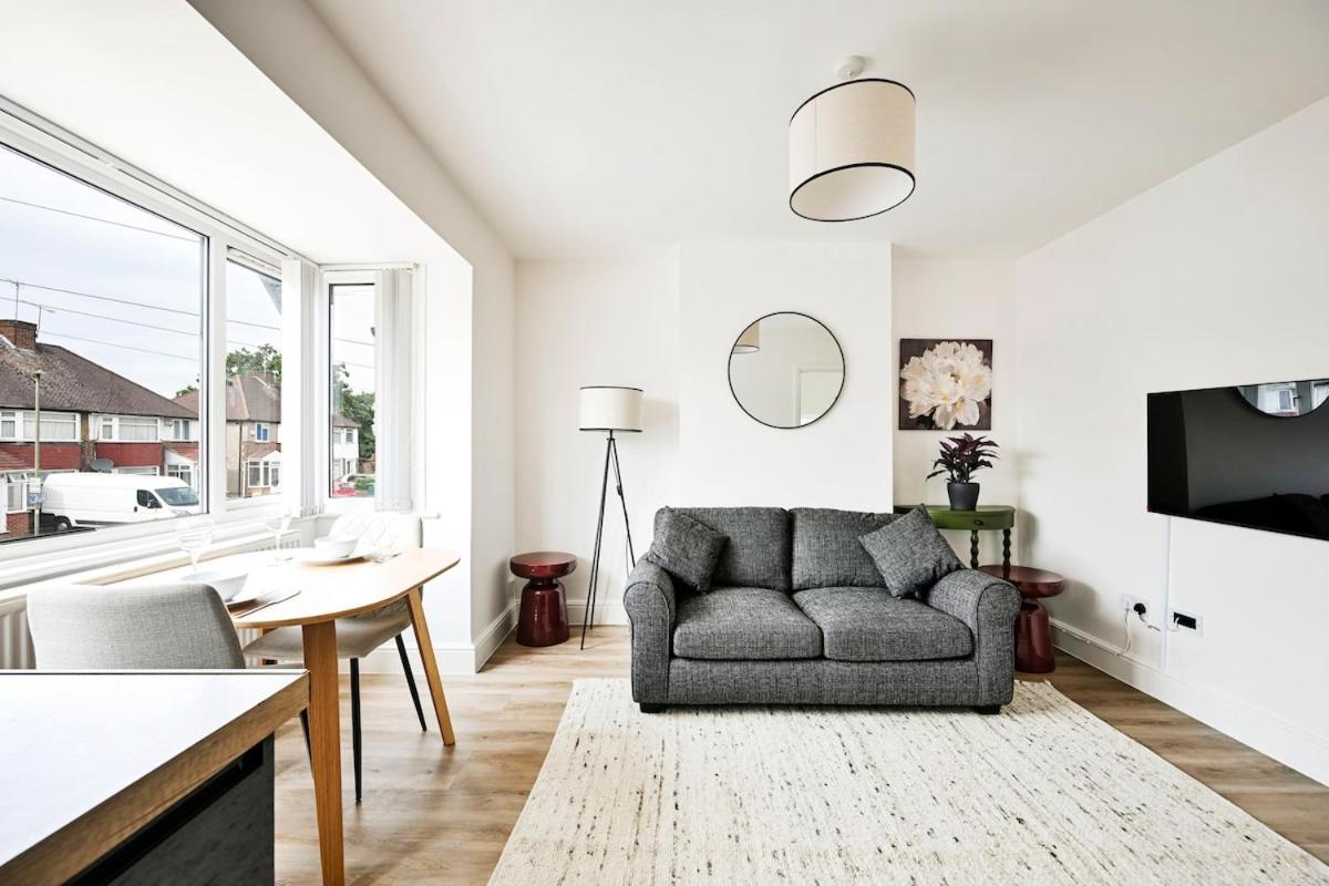 Host My Nest - 1 Bed Apartment with Parking Wembley