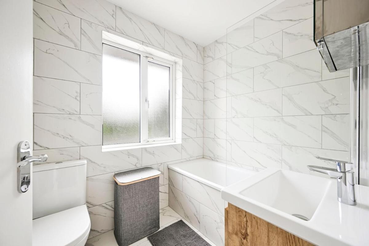 Host My Nest - 1 Bed Apartment with Parking Wembley