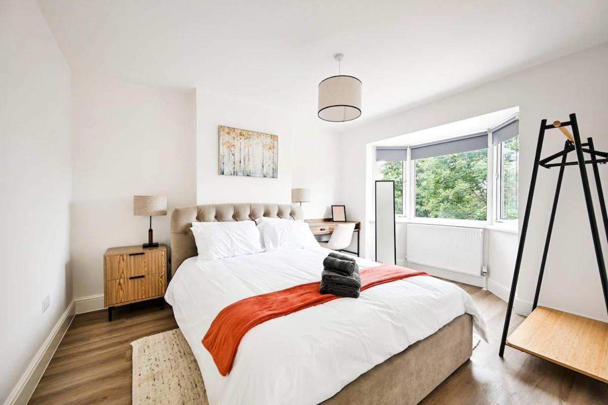 Host My Nest - 1 Bed Apartment with Parking Wembley