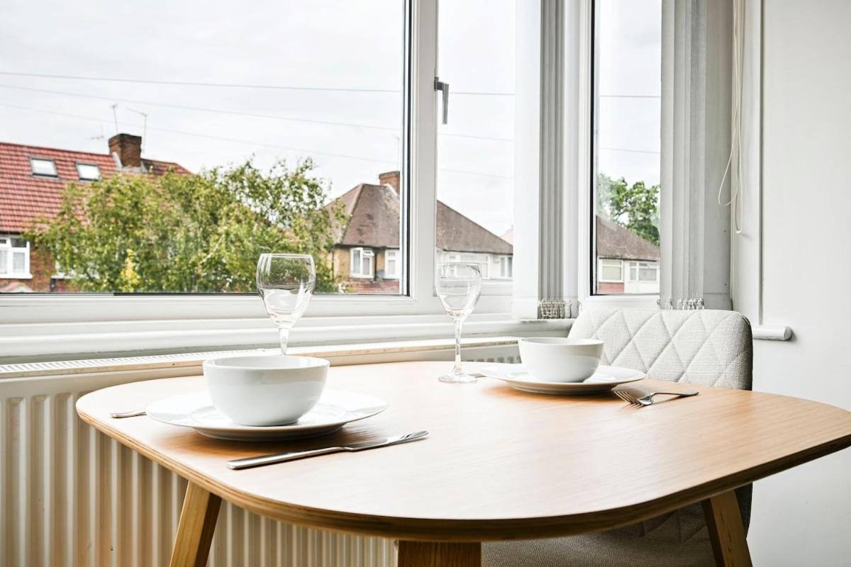 Host My Nest - 1 Bed Apartment with Parking Wembley