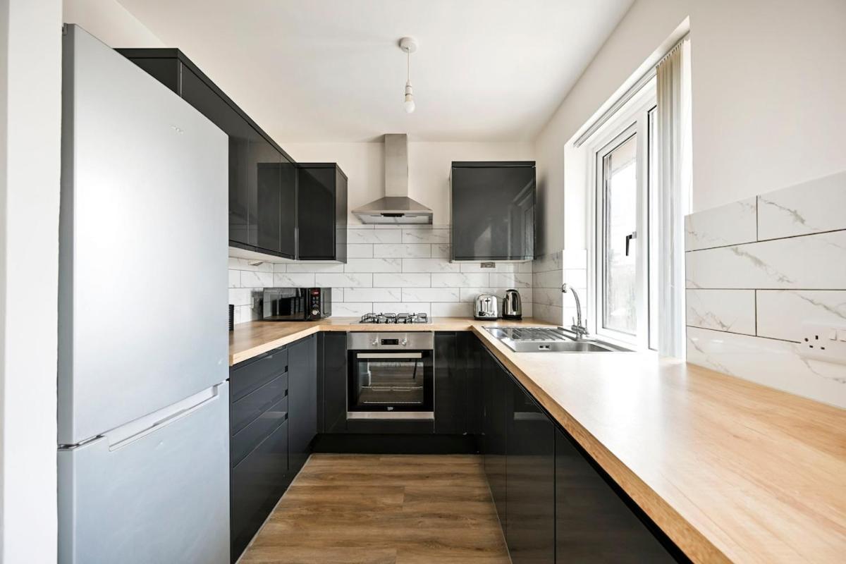 Host My Nest - 1 Bed Apartment with Parking Wembley