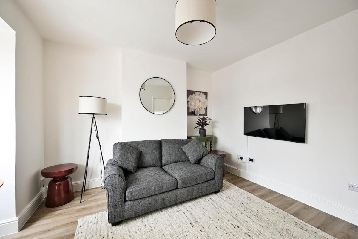 Host My Nest - 1 Bed Apartment with Parking Wembley