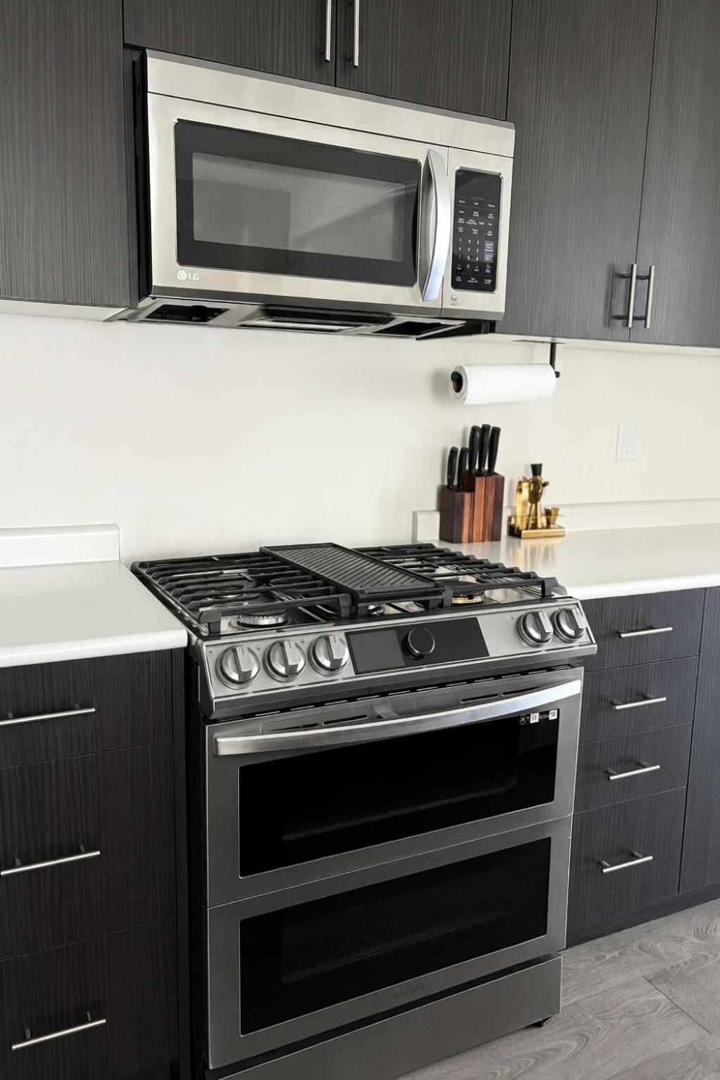 2024 Built Stylish 3BR Cambridge Townhouse with Foosball, Free Parking, WiFi, Full Kitchen, Laundry, 8 Min Drive to African Lion Safari! Perfect for Group 