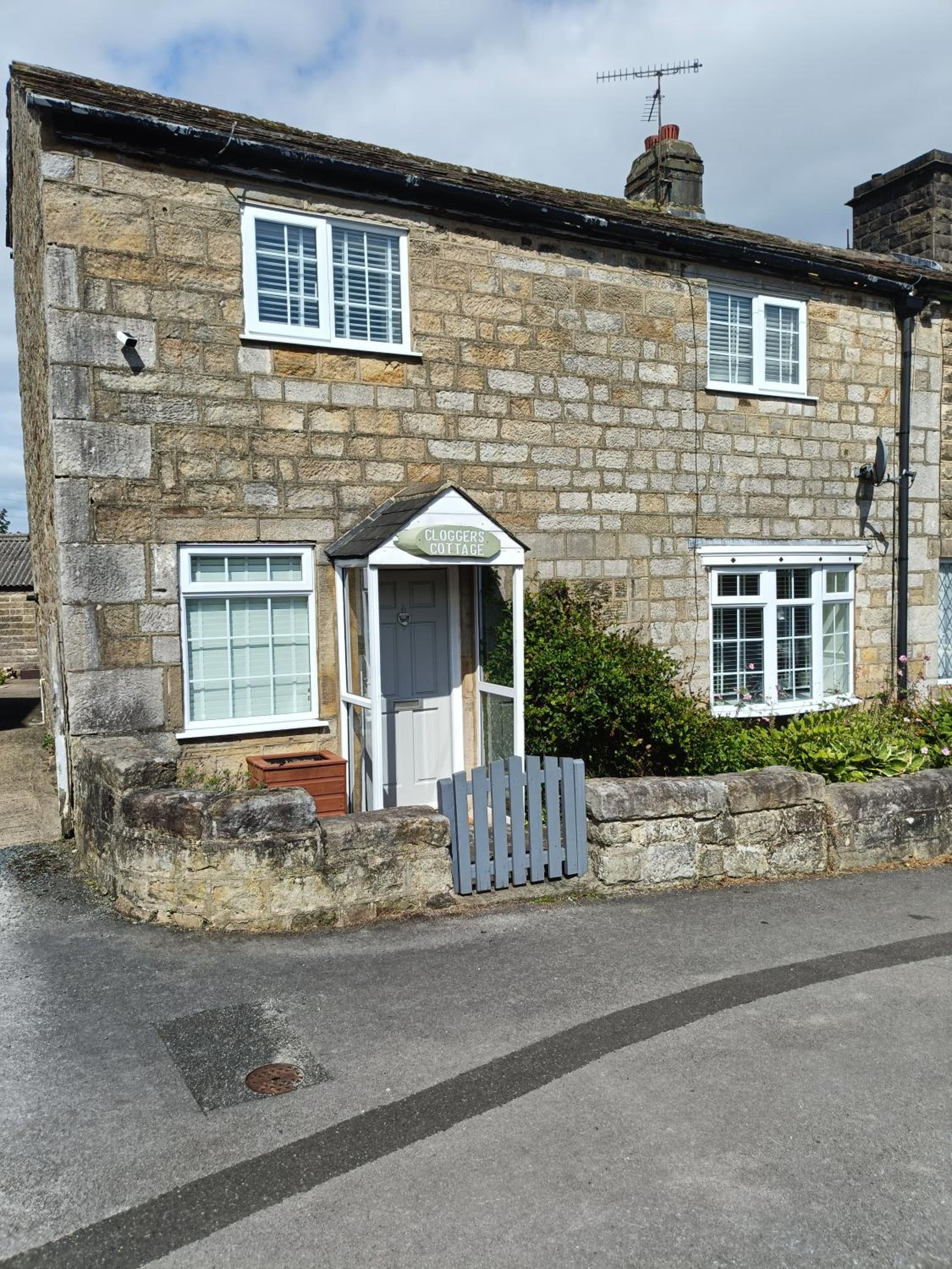 Cozy 3 Bed Cottage in Harrogate with free parking and strong wifi