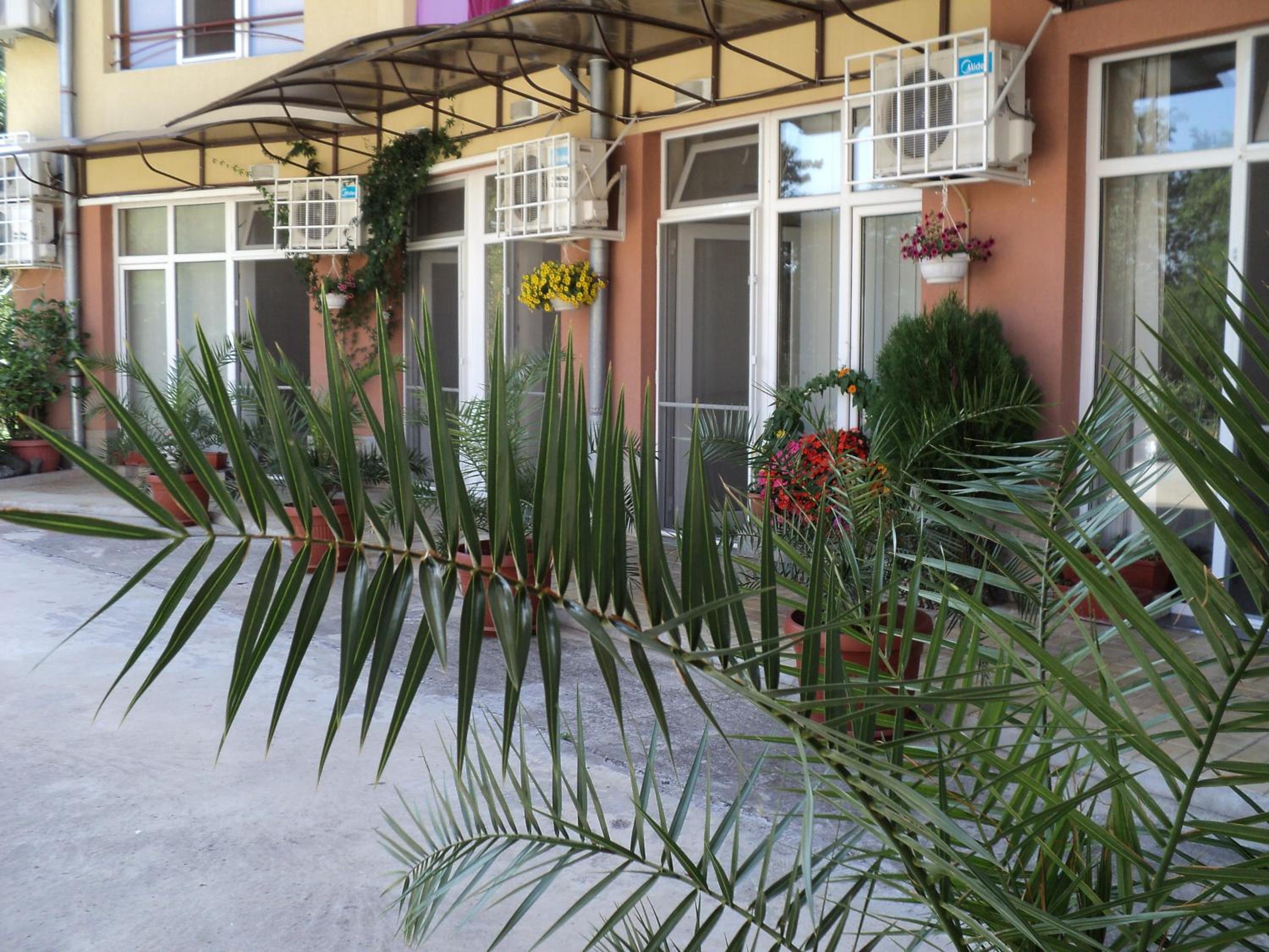 Meni Apartments and Guest Rooms