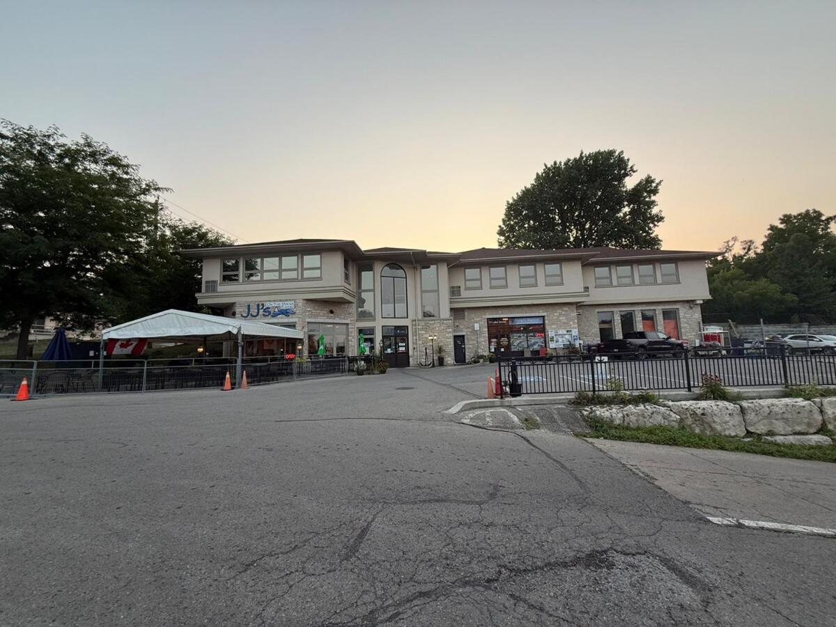 The Marina's Cove - Suite B - WIFI and 2 Free Parking
