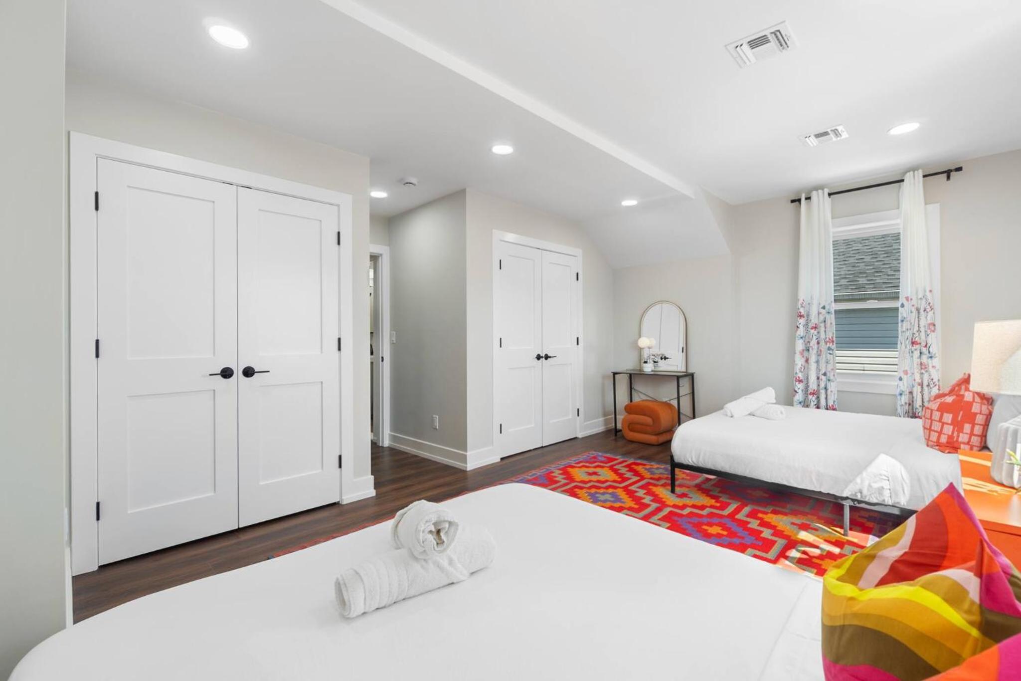 Family Suite - Free Parking - Near NYC & Shops at Main Street