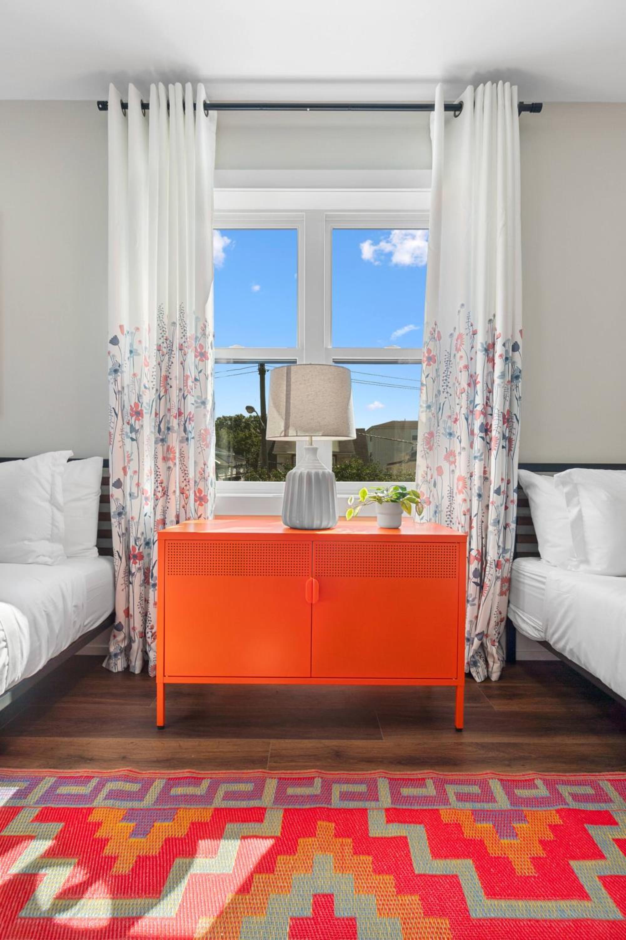 Family Suite - Free Parking - Near NYC & Shops at Main Street