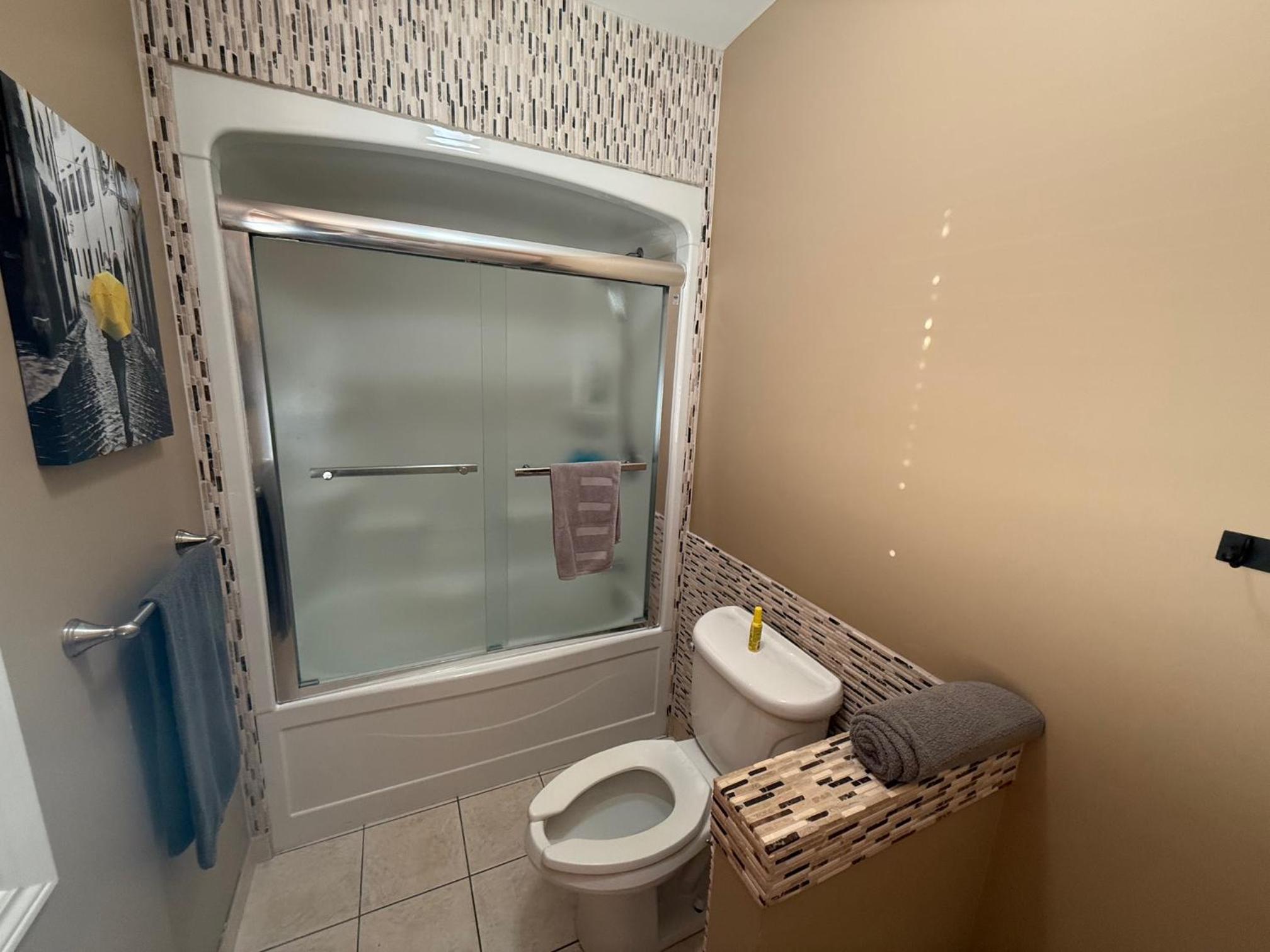 The Marina's Cove - Suite B - WIFI and 2 Free Parking