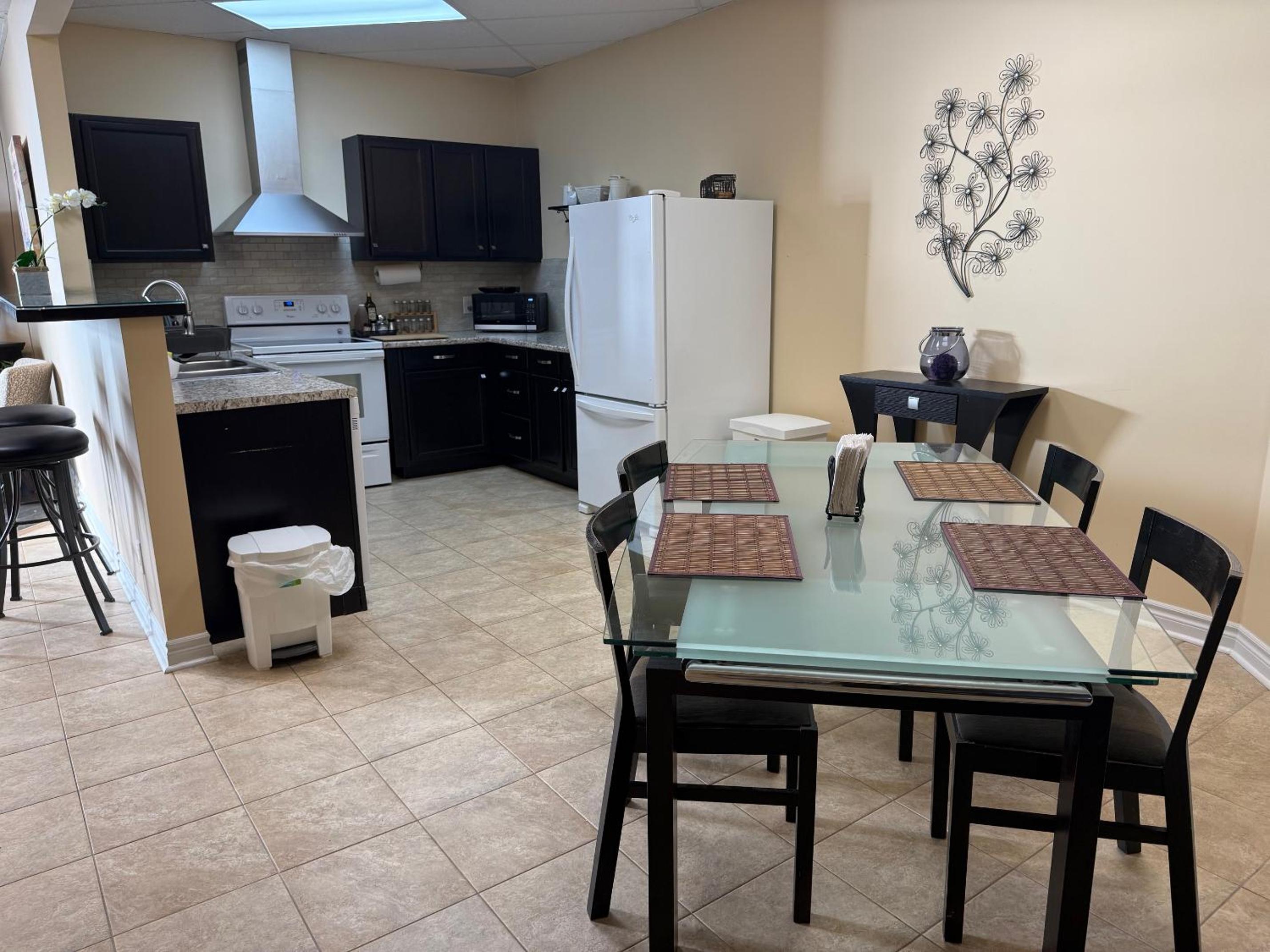 The Marina's Cove - Suite B - WIFI and 2 Free Parking
