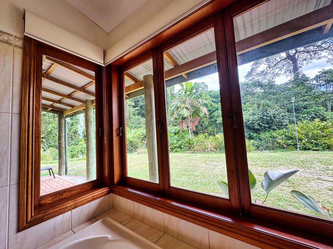 Ahana Hillside - Scenic Stay Near Cairns