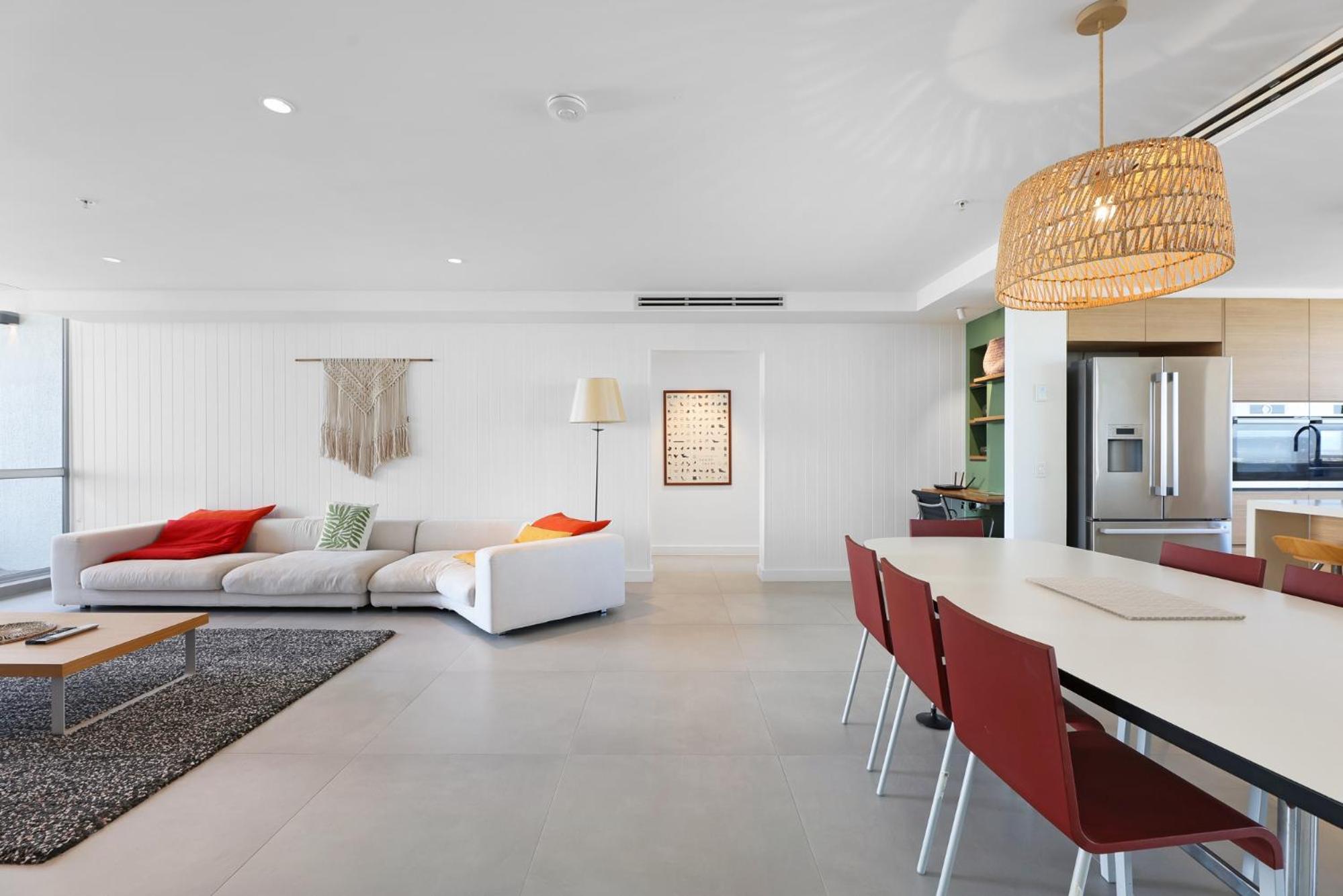 Surfers Paradise Stay with Resort-Style Amenities