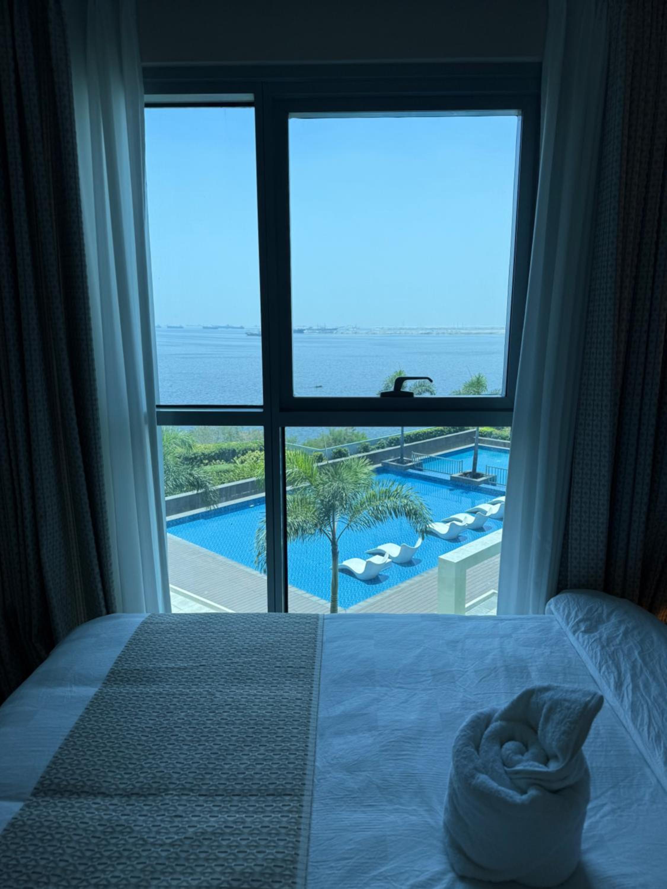 Modern 1BR with Balcony Facing Infinity Pool Manila Bay Sunset Near Airports OKADA Solaire MOA