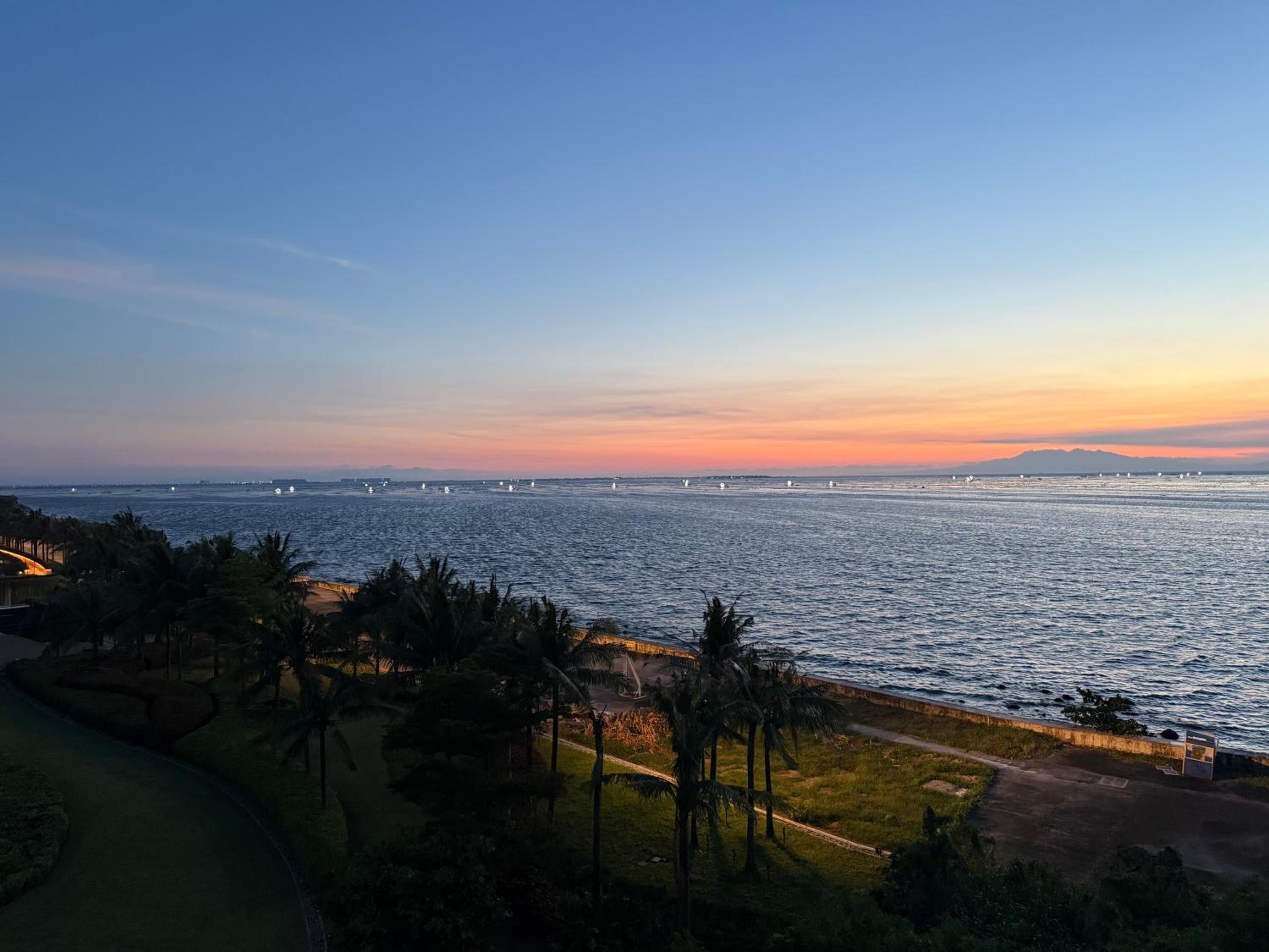 Modern 1BR with Balcony Facing Infinity Pool Manila Bay Sunset Near Airports OKADA Solaire MOA