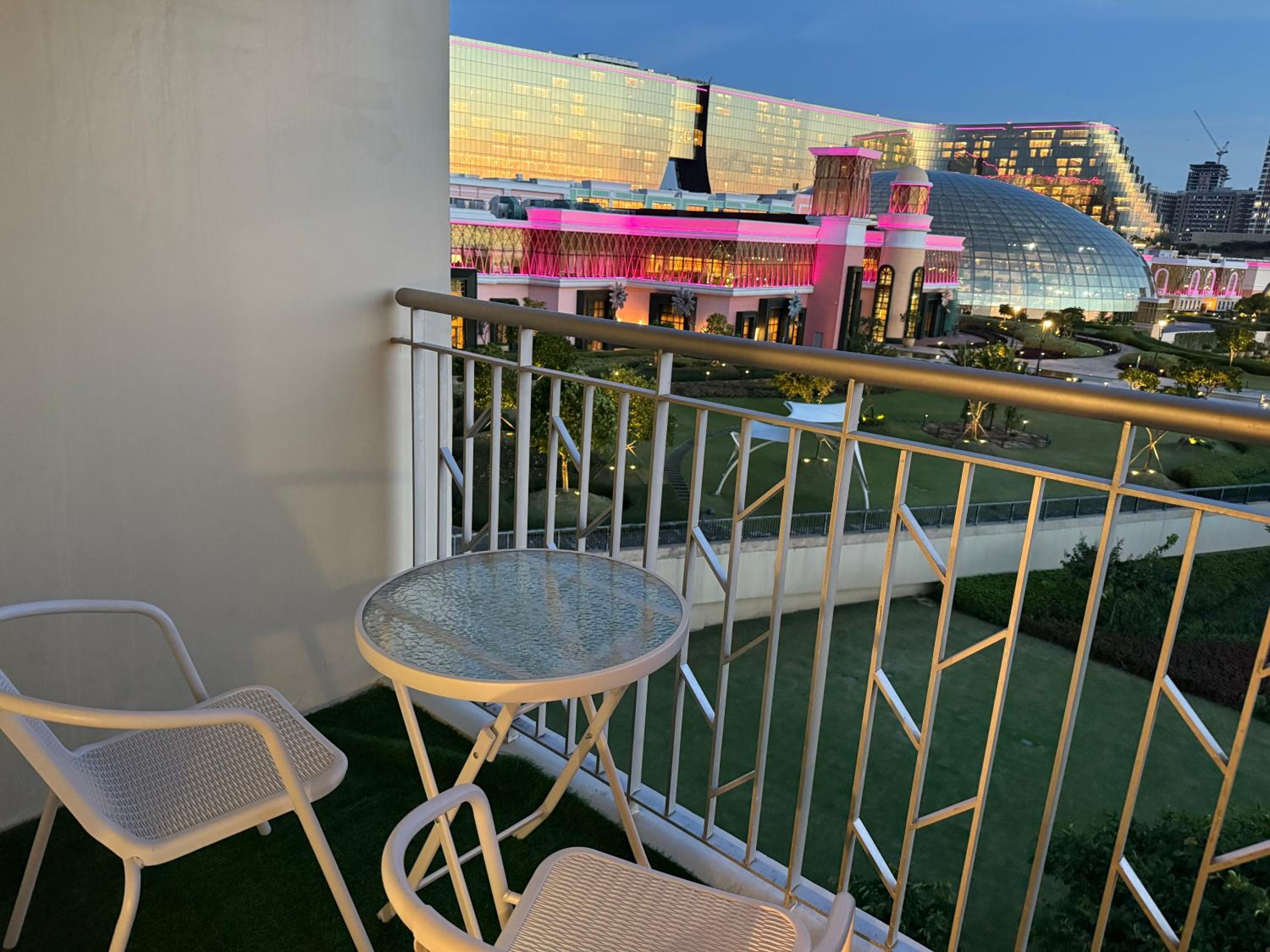 Modern 1BR with Balcony Facing Infinity Pool Manila Bay Sunset Near Airports OKADA Solaire MOA