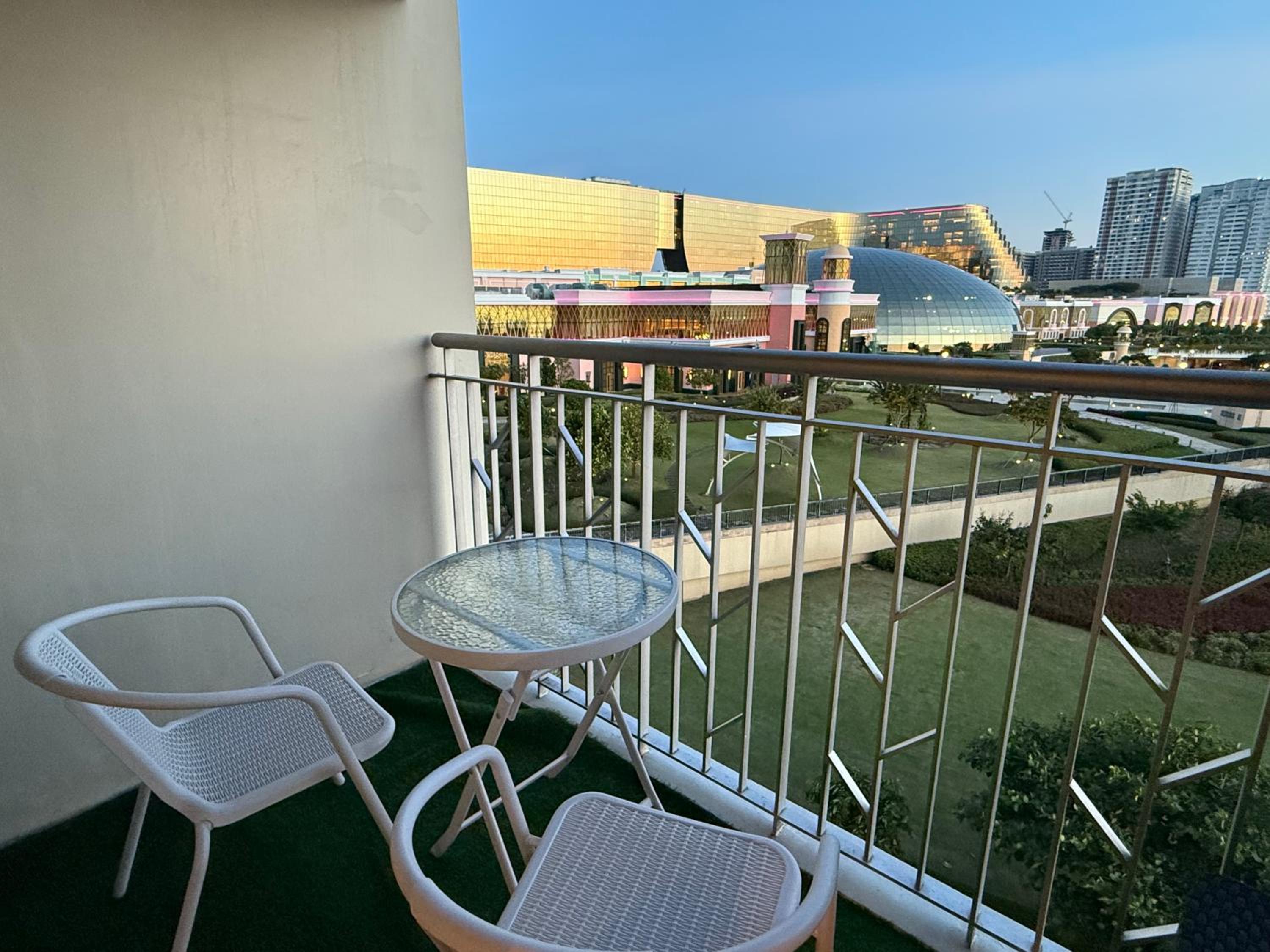 Modern 1BR with Balcony Facing Infinity Pool Manila Bay Sunset Near Airports OKADA Solaire MOA