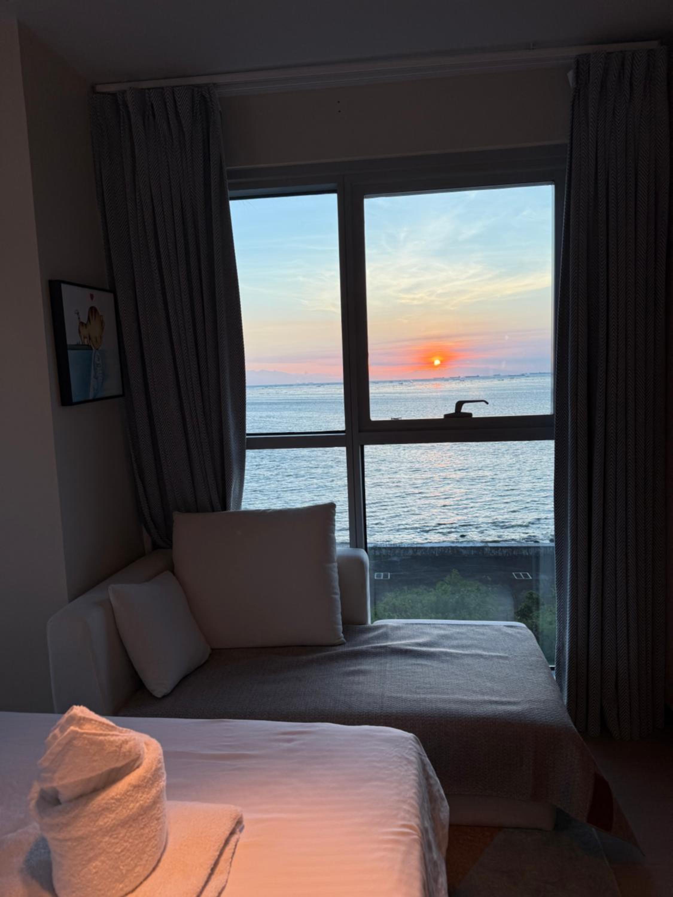Modern 1BR with Balcony Facing Infinity Pool Manila Bay Sunset Near Airports OKADA Solaire MOA