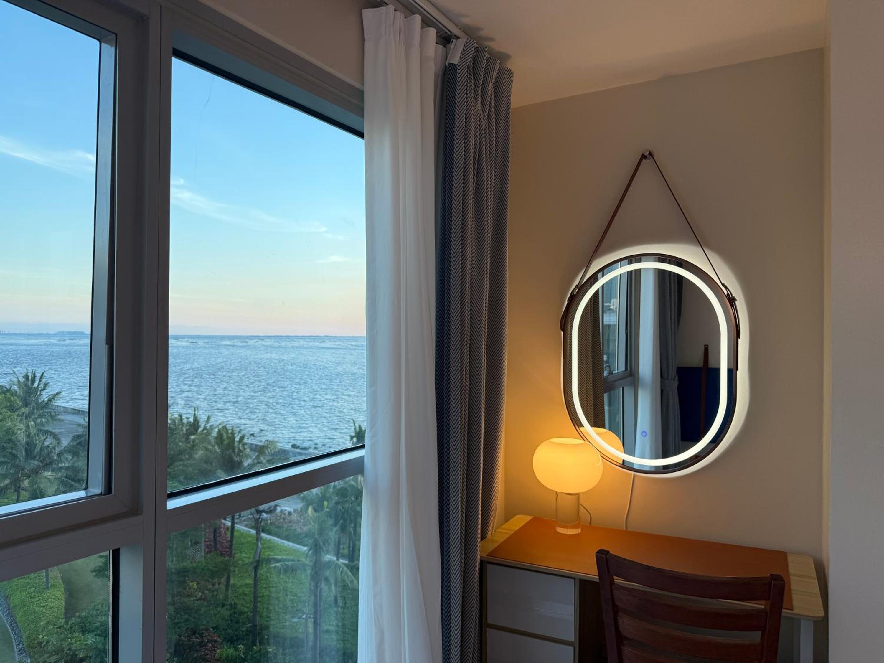 Modern 1BR with Balcony Facing Infinity Pool Manila Bay Sunset Near Airports OKADA Solaire MOA