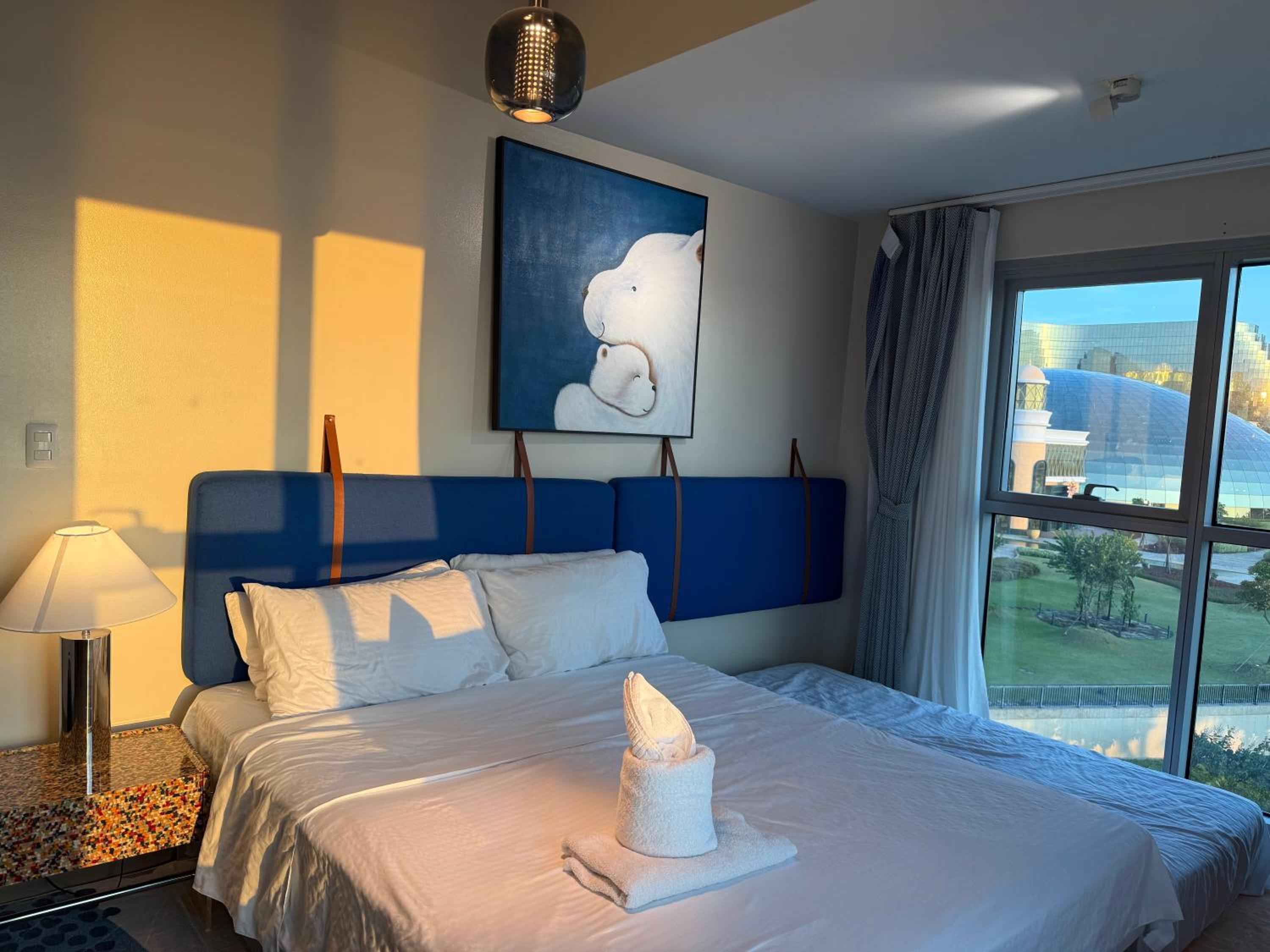 Modern 1BR with Balcony Facing Infinity Pool Manila Bay Sunset Near Airports OKADA Solaire MOA