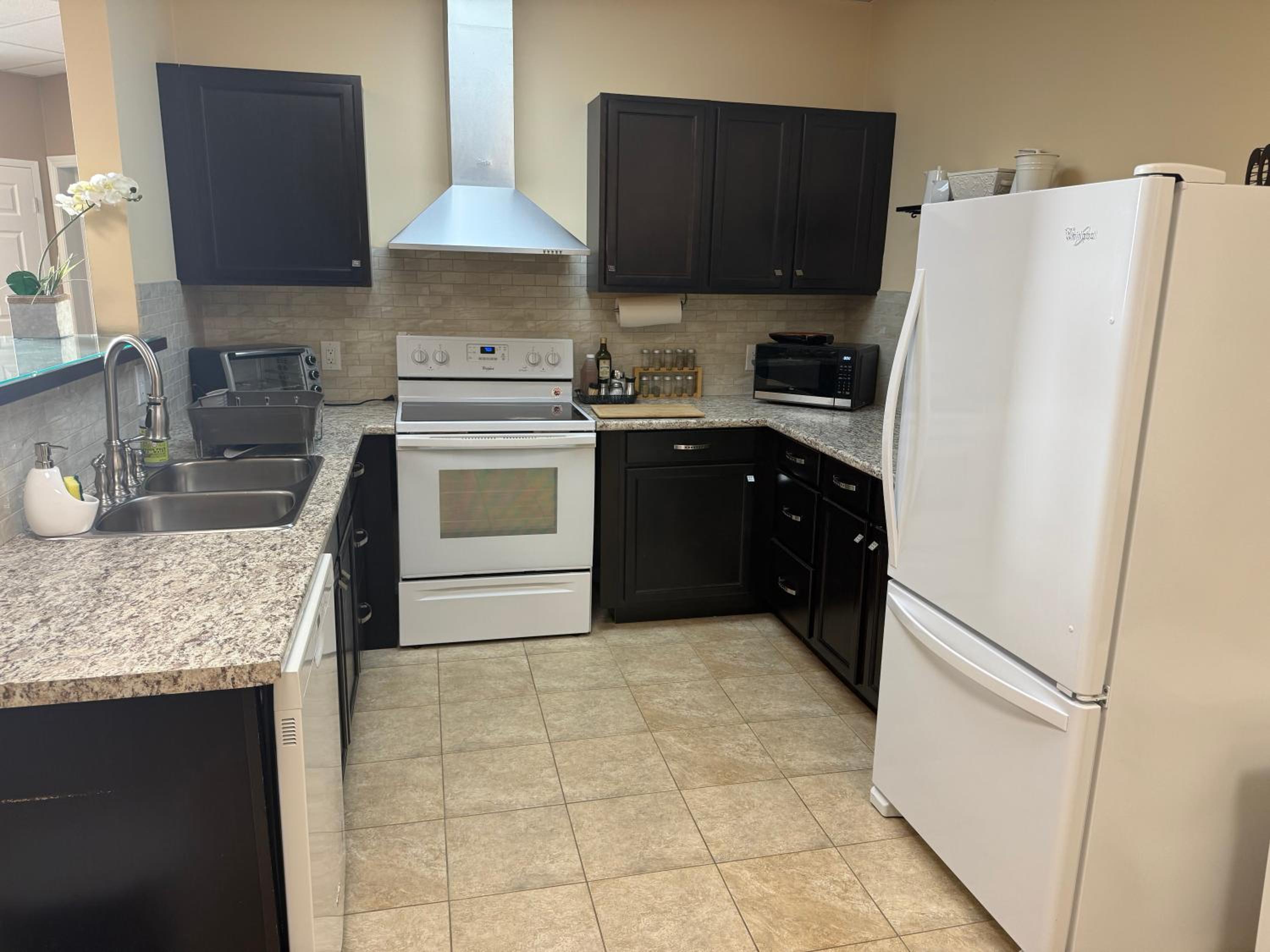 The Marina's Cove - Suite B - WIFI and 2 Free Parking