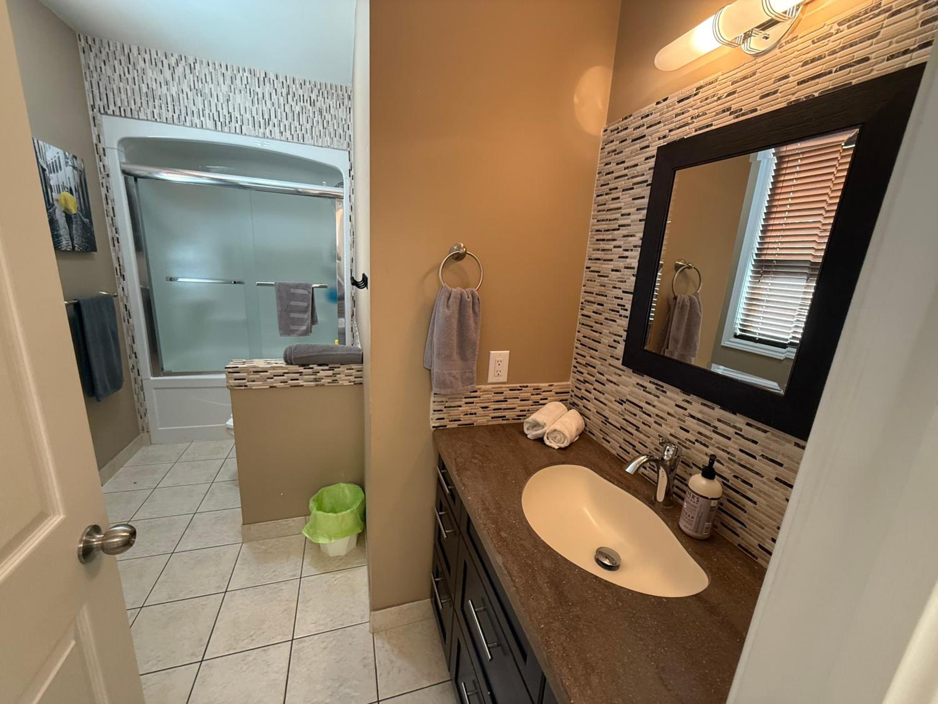 The Marina's Cove - Suite B - WIFI and 2 Free Parking