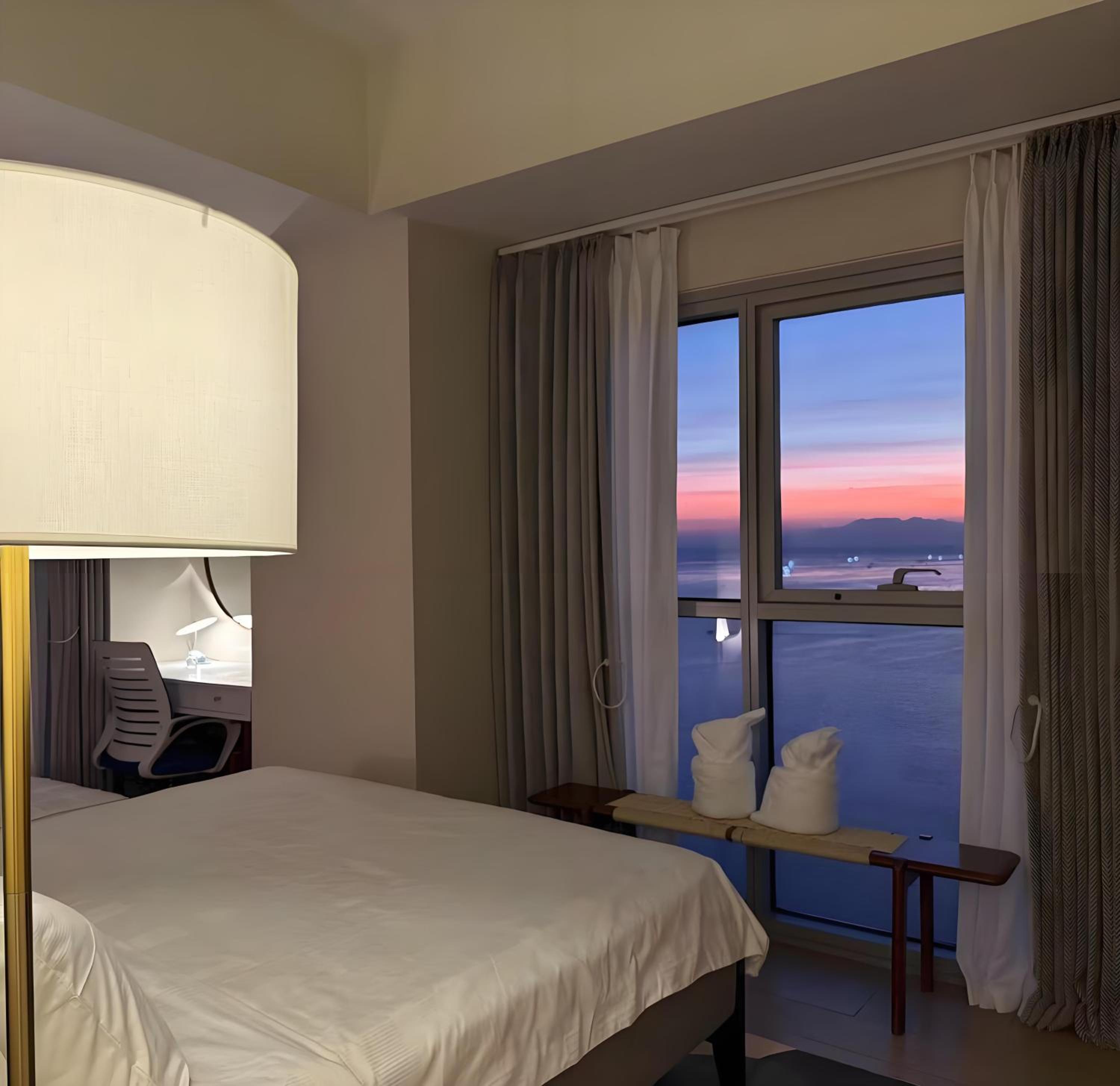 Modern 1BR with Balcony Facing Infinity Pool Manila Bay Sunset Near Airports OKADA Solaire MOA