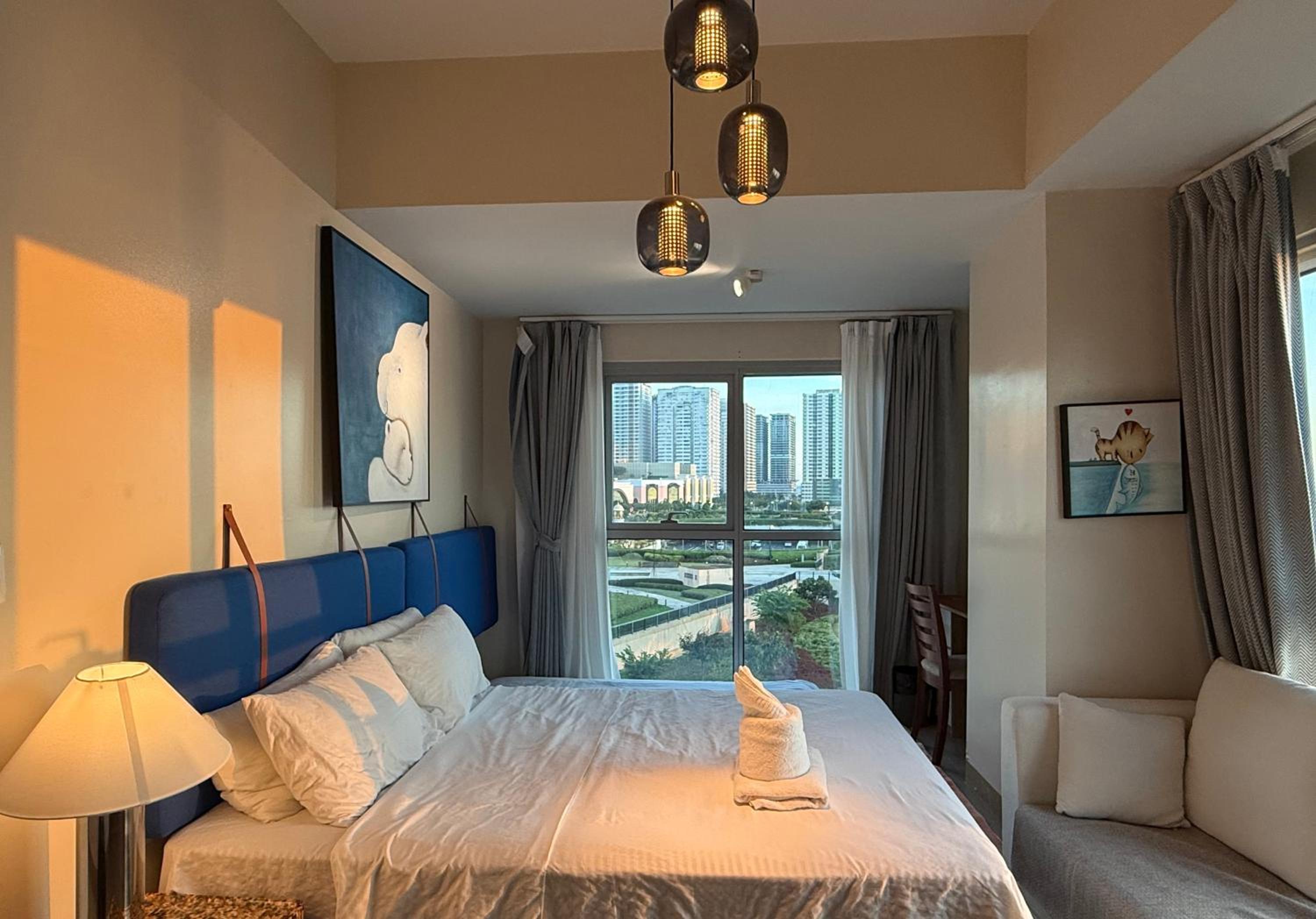 Modern 1BR with Balcony Facing Infinity Pool Manila Bay Sunset Near Airports OKADA Solaire MOA