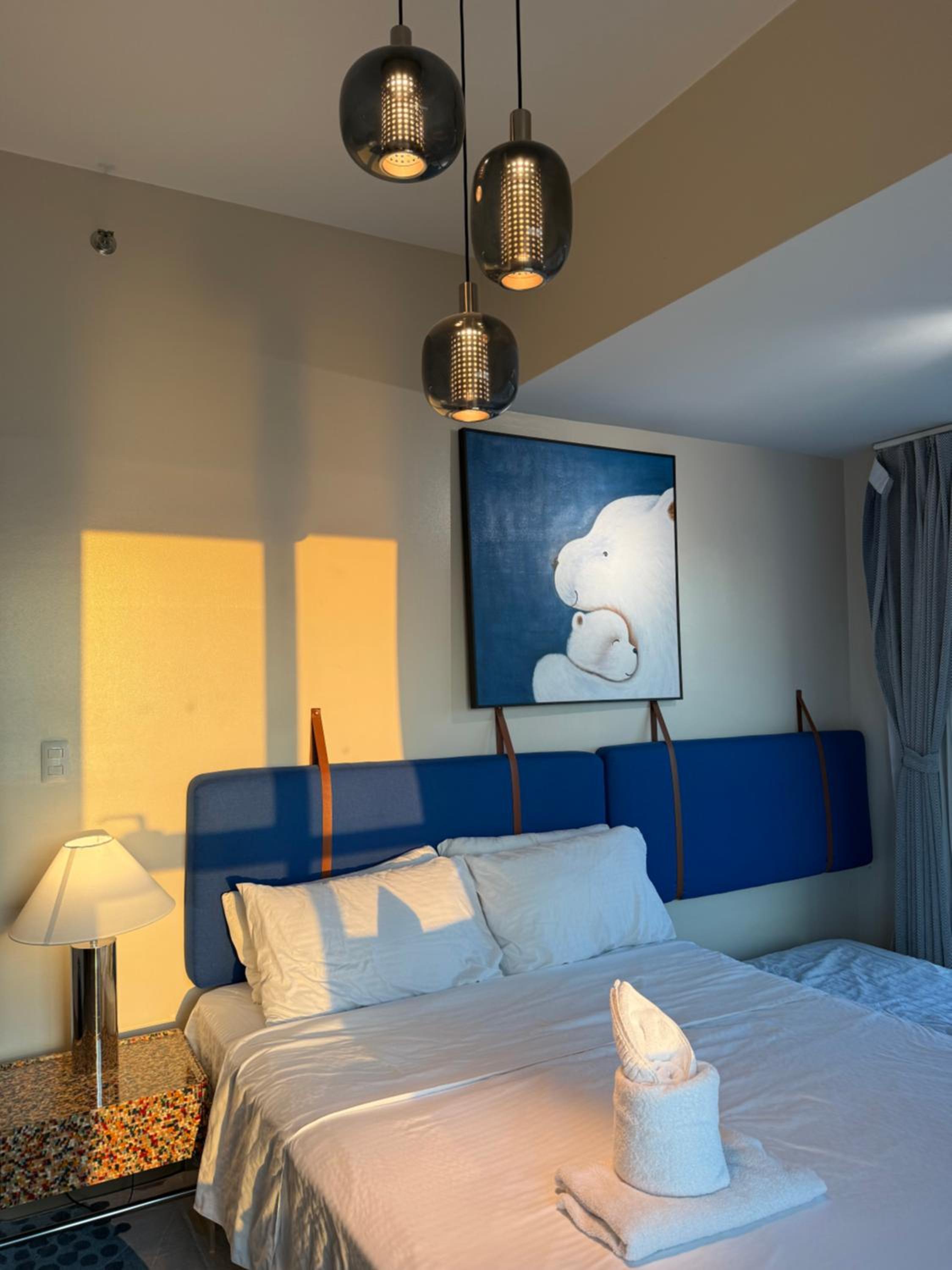 Modern 1BR with Balcony Facing Infinity Pool Manila Bay Sunset Near Airports OKADA Solaire MOA