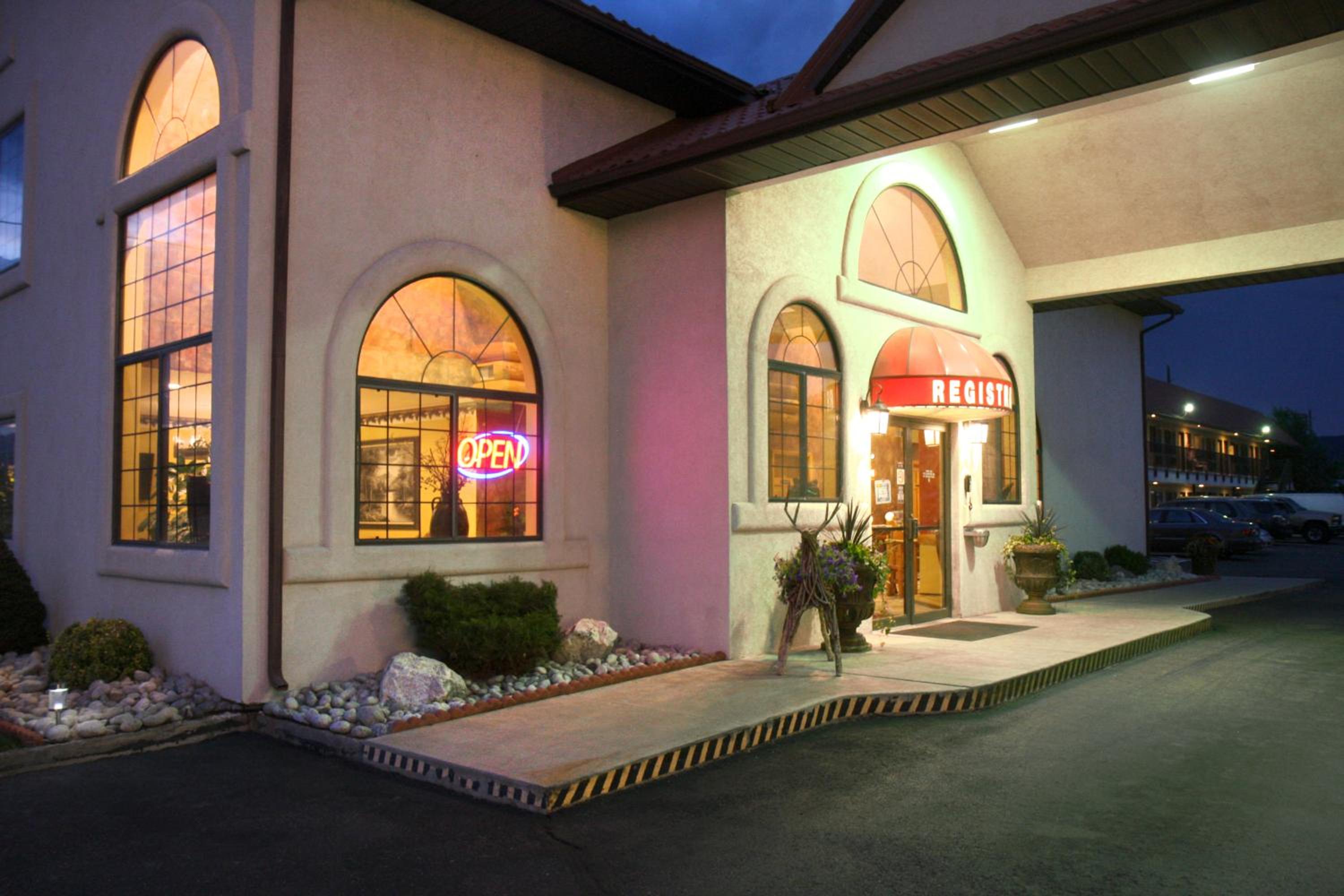Gateway Inn and Suites
