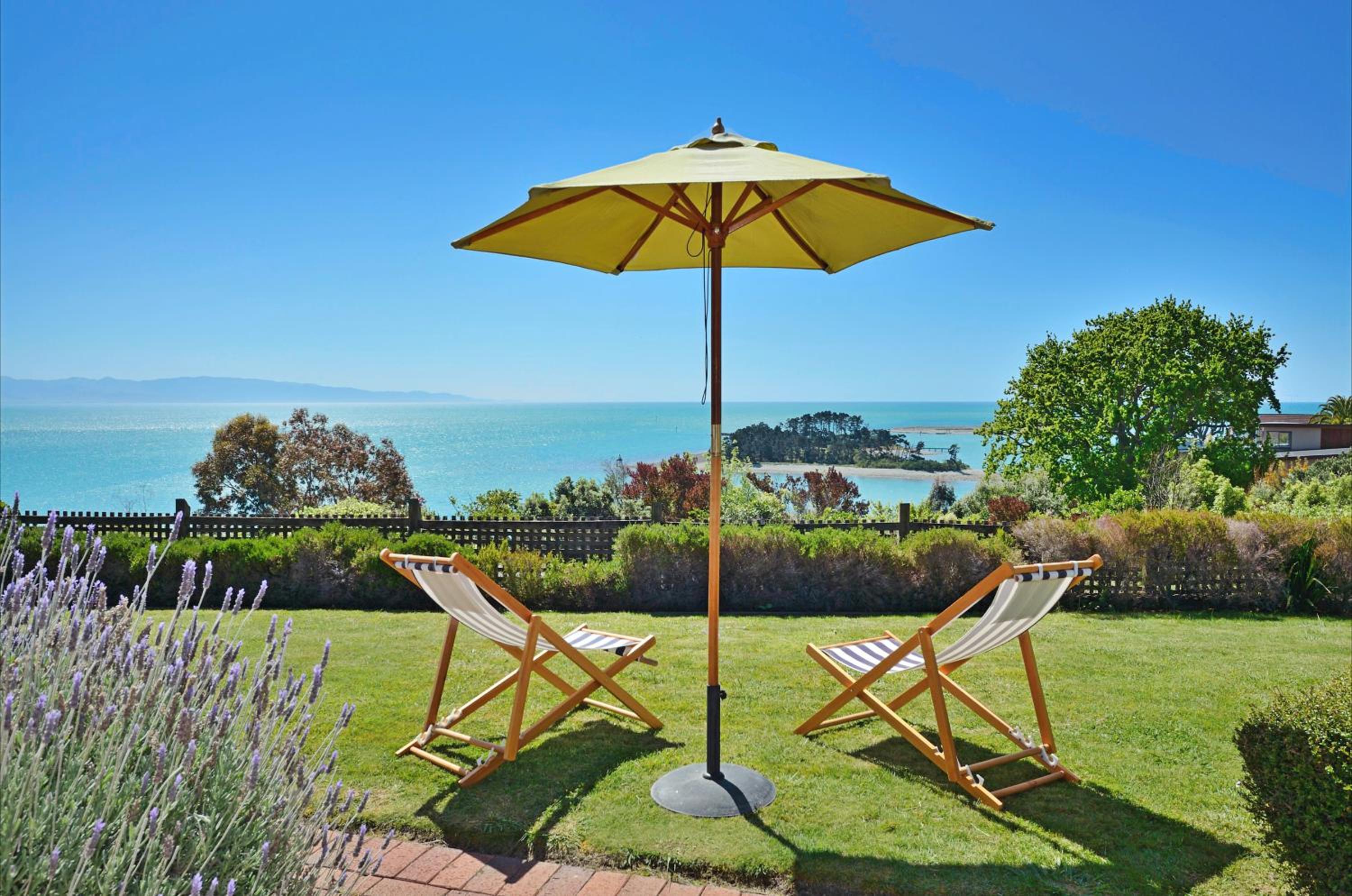 Hotel The Cliffs - Nelson Waterfront Home - Image 1