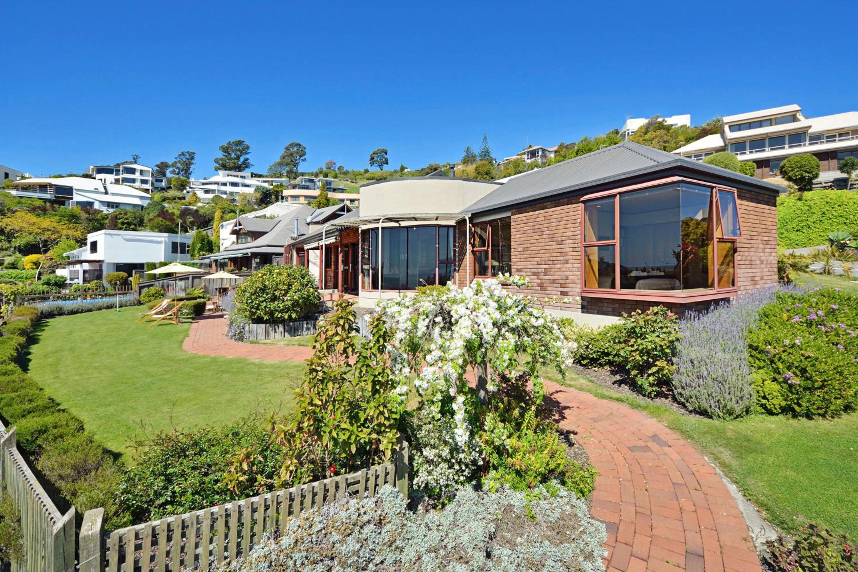 The Cliffs - Nelson Waterfront Home view 3