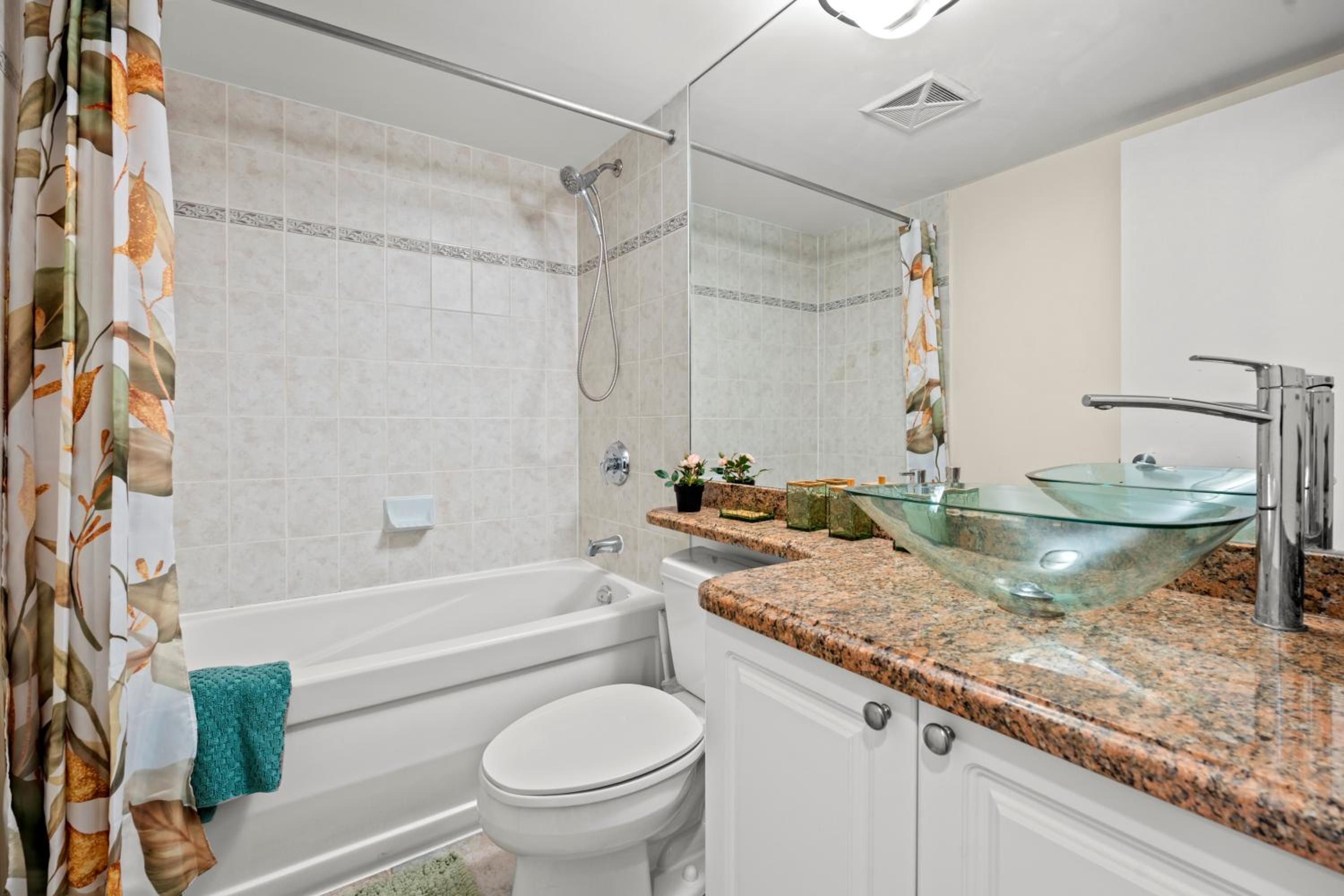 Superior 1Bedroom&DEN Condo with Balcony
