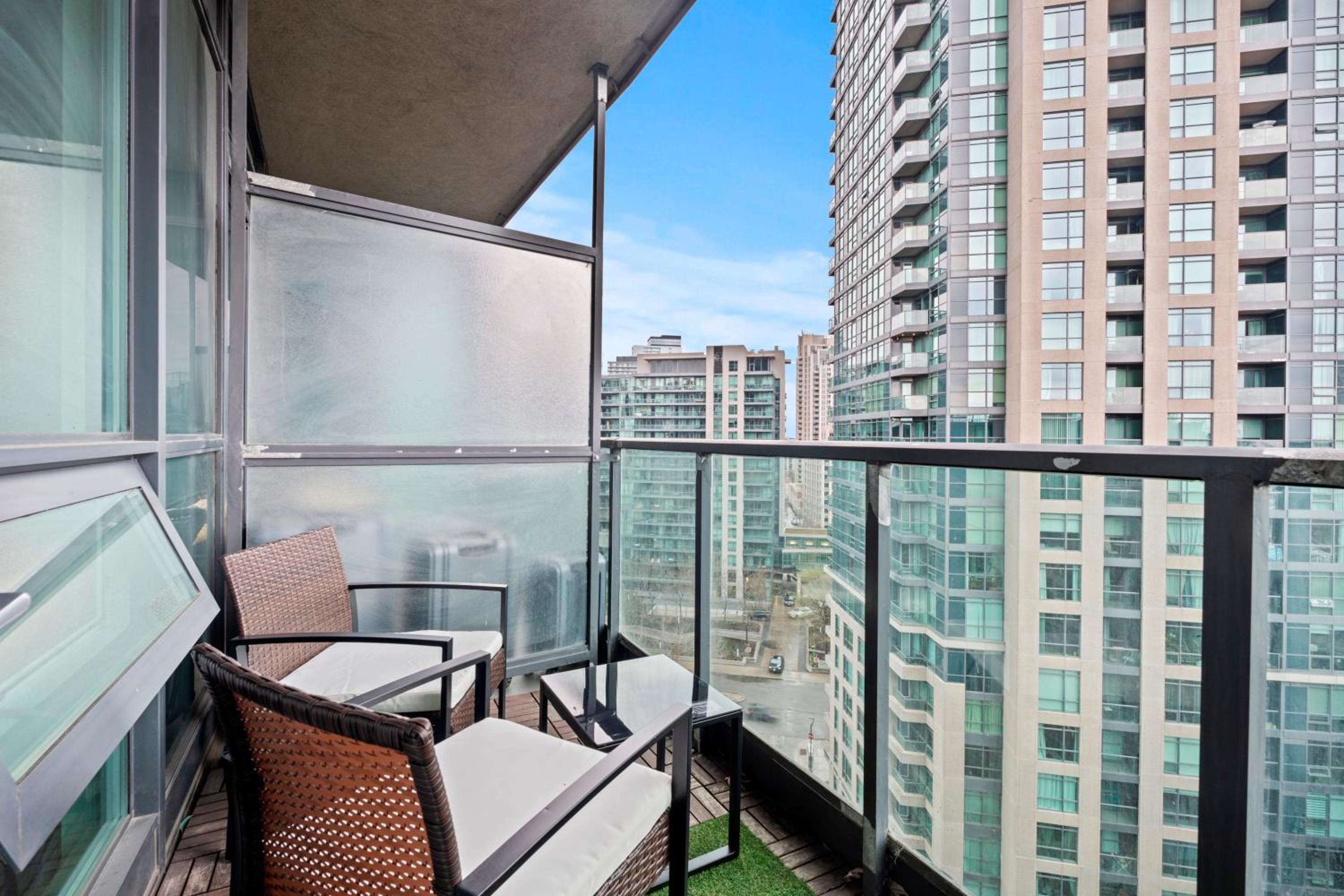 Superior 1Bedroom&DEN Condo with Balcony