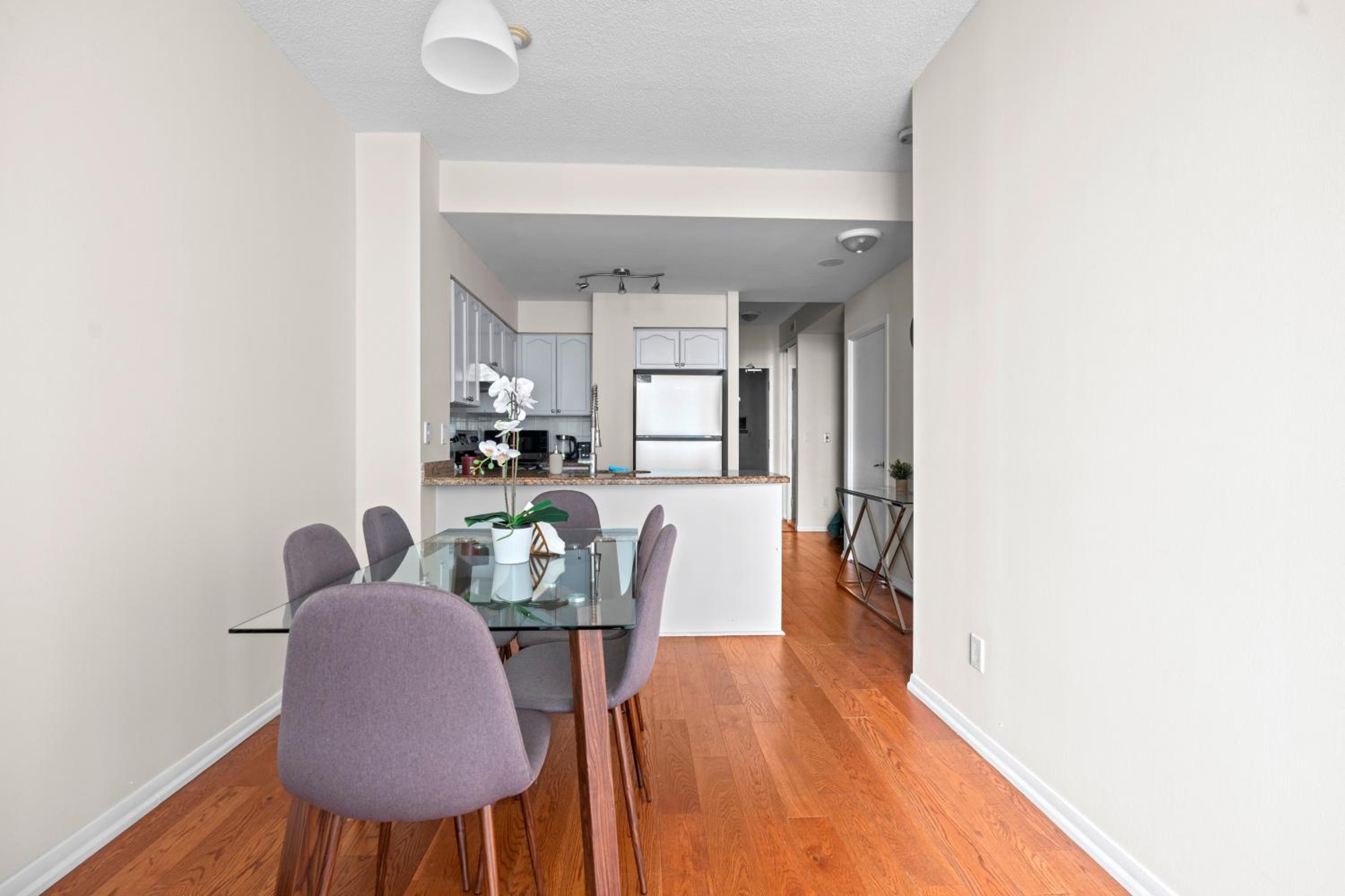 Superior 1Bedroom&DEN Condo with Balcony