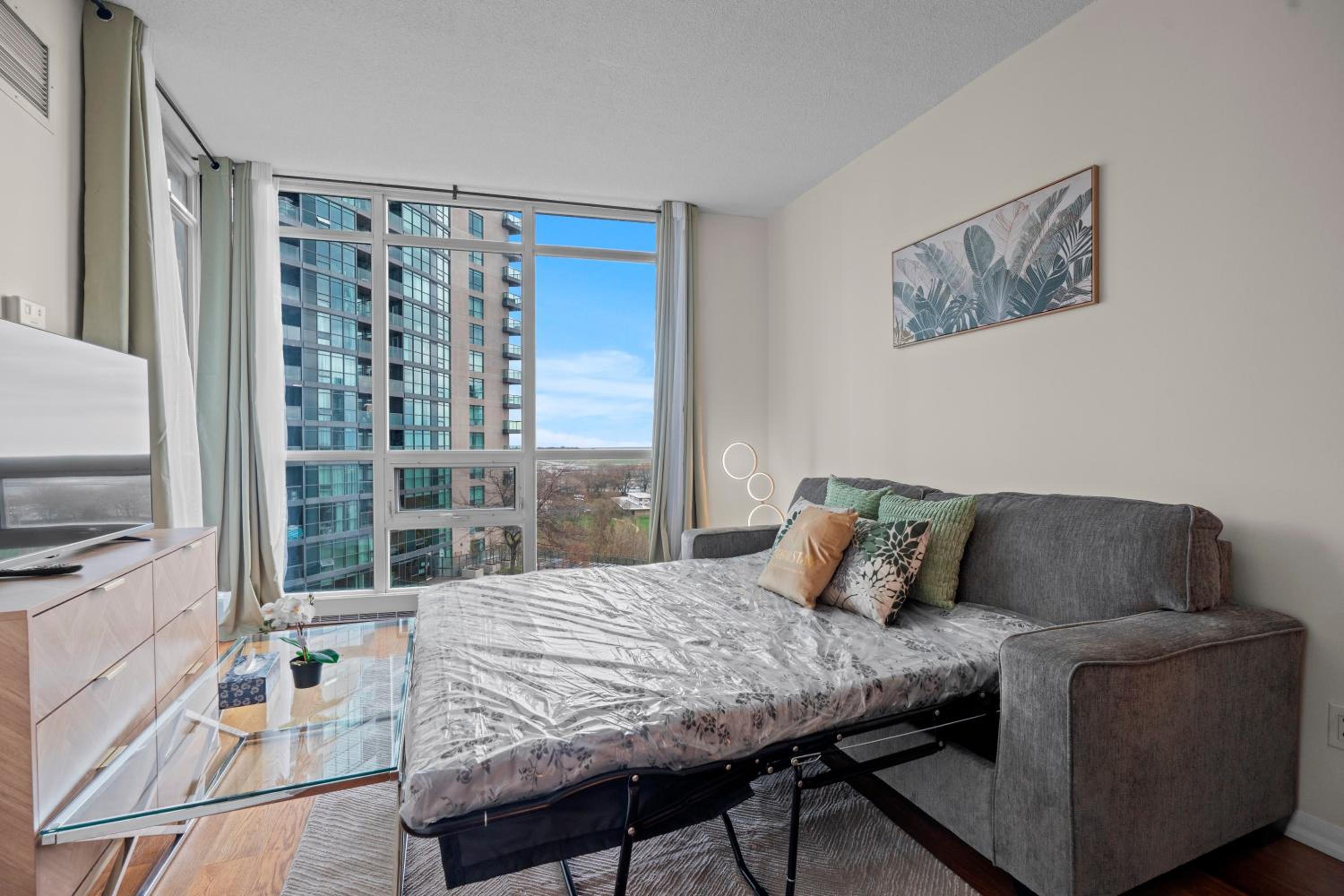 Superior 1Bedroom&DEN Condo with Balcony