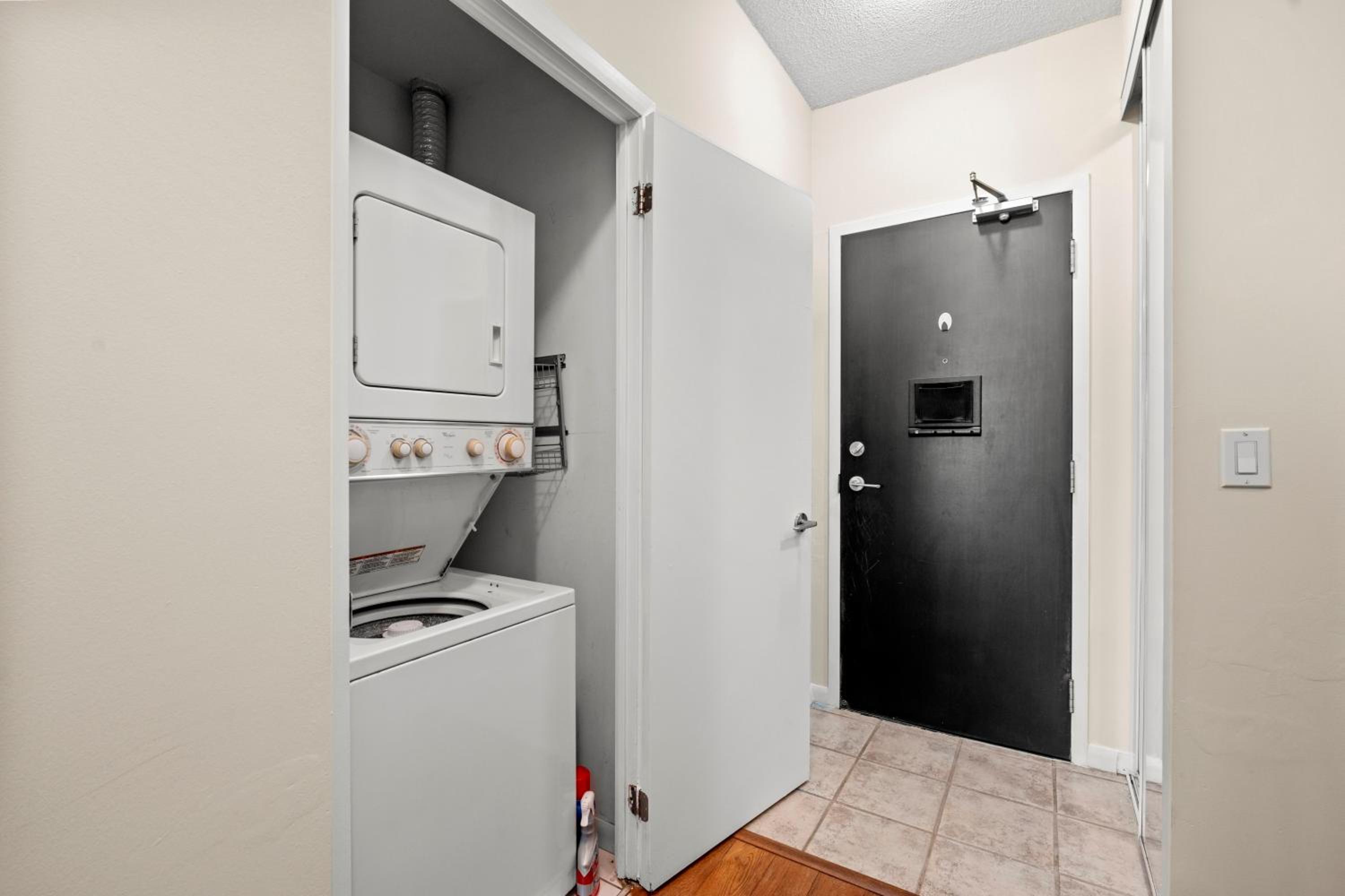Superior 1Bedroom&DEN Condo with Balcony