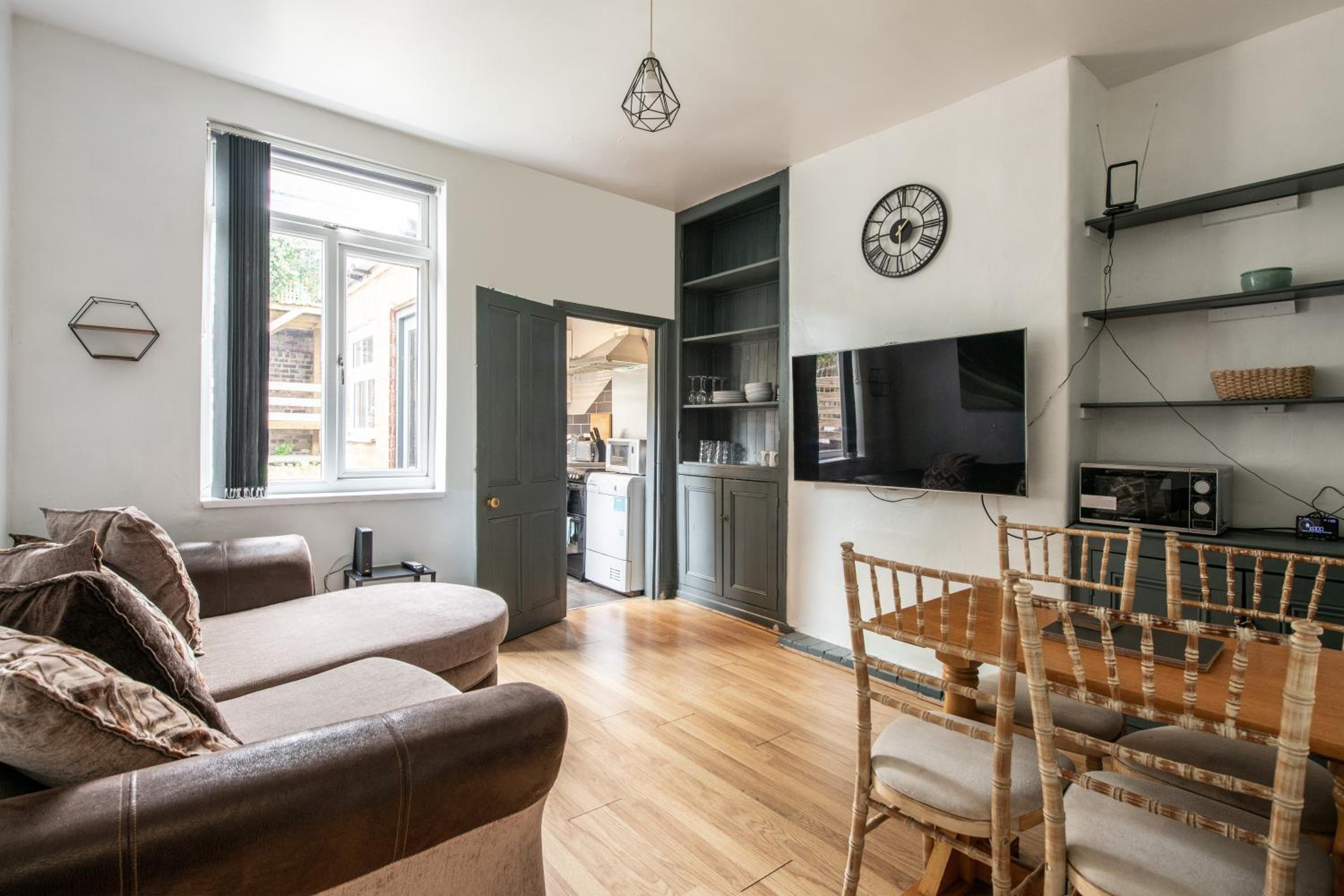 Eat, Stroll, Stay in a Spacious 4-Bed Home in Sheffield