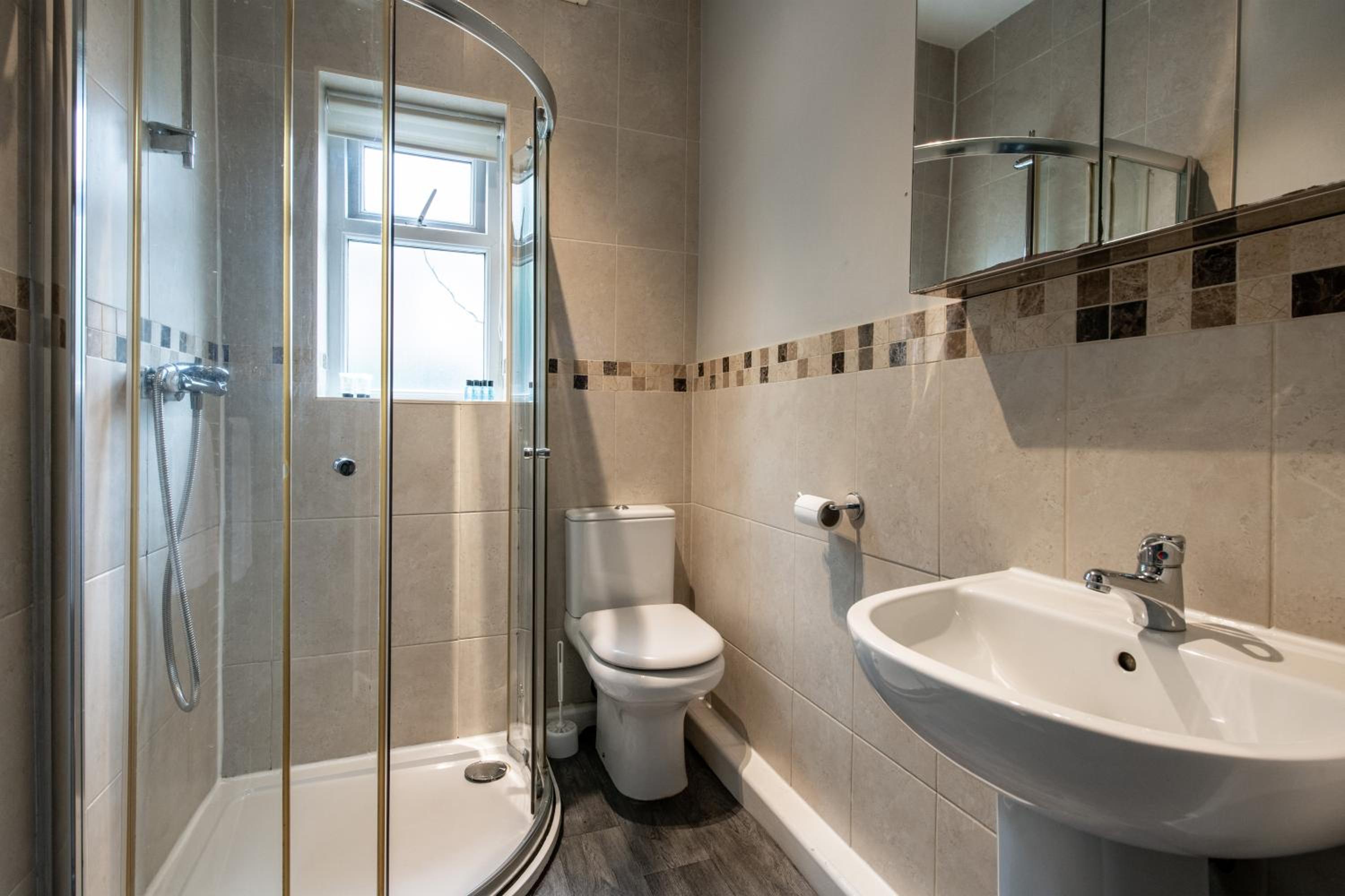 Eat, Stroll, Stay in a Spacious 4-Bed Home in Sheffield