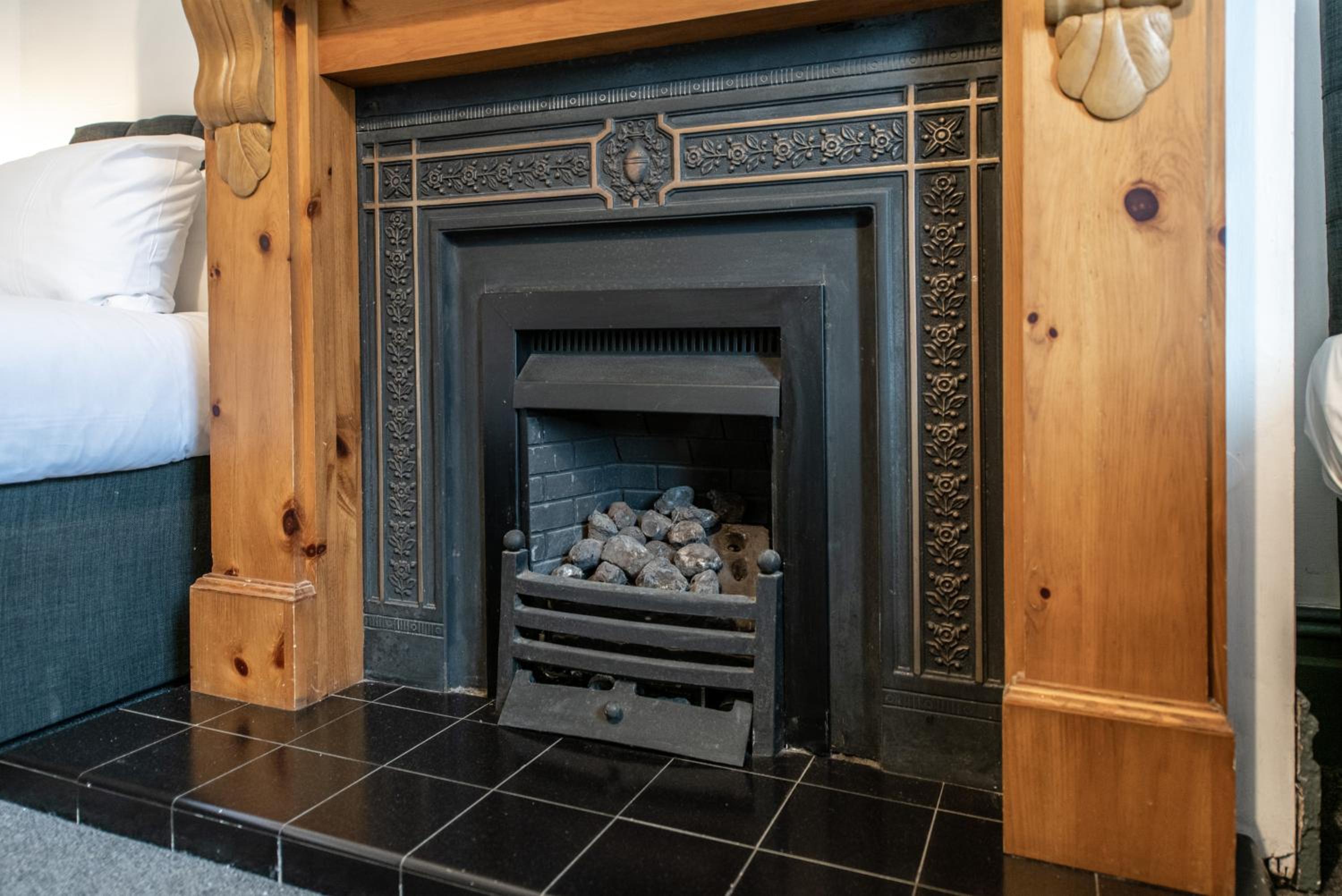 Eat, Stroll, Stay in a Spacious 4-Bed Home in Sheffield