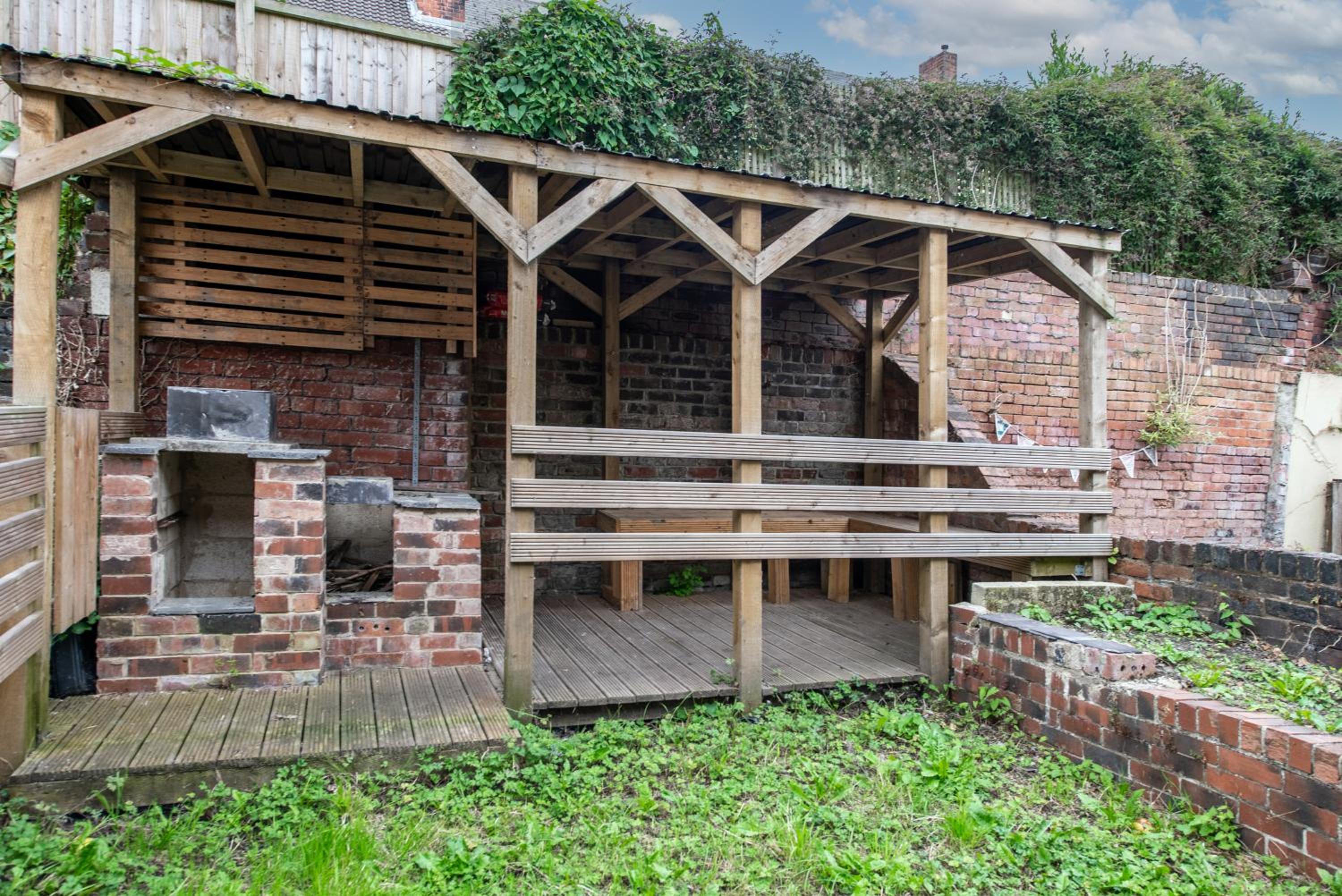 Eat, Stroll, Stay in a Spacious 4-Bed Home in Sheffield