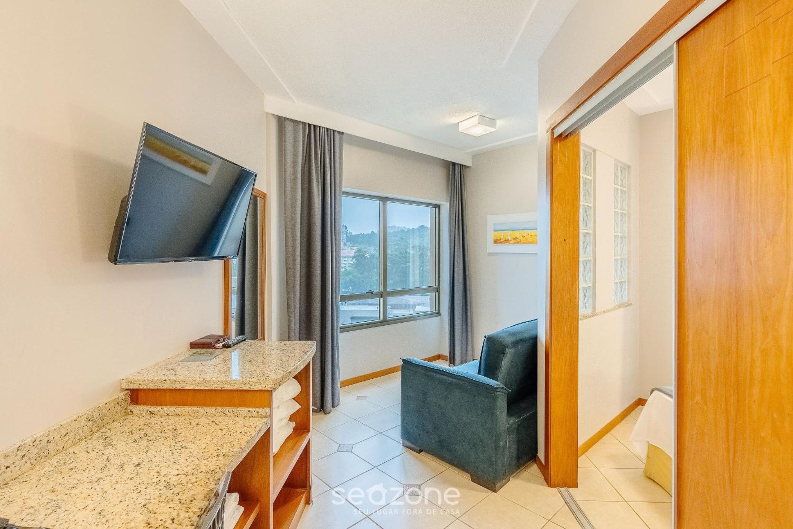 Apartment in a condo with heated pool CUR0905